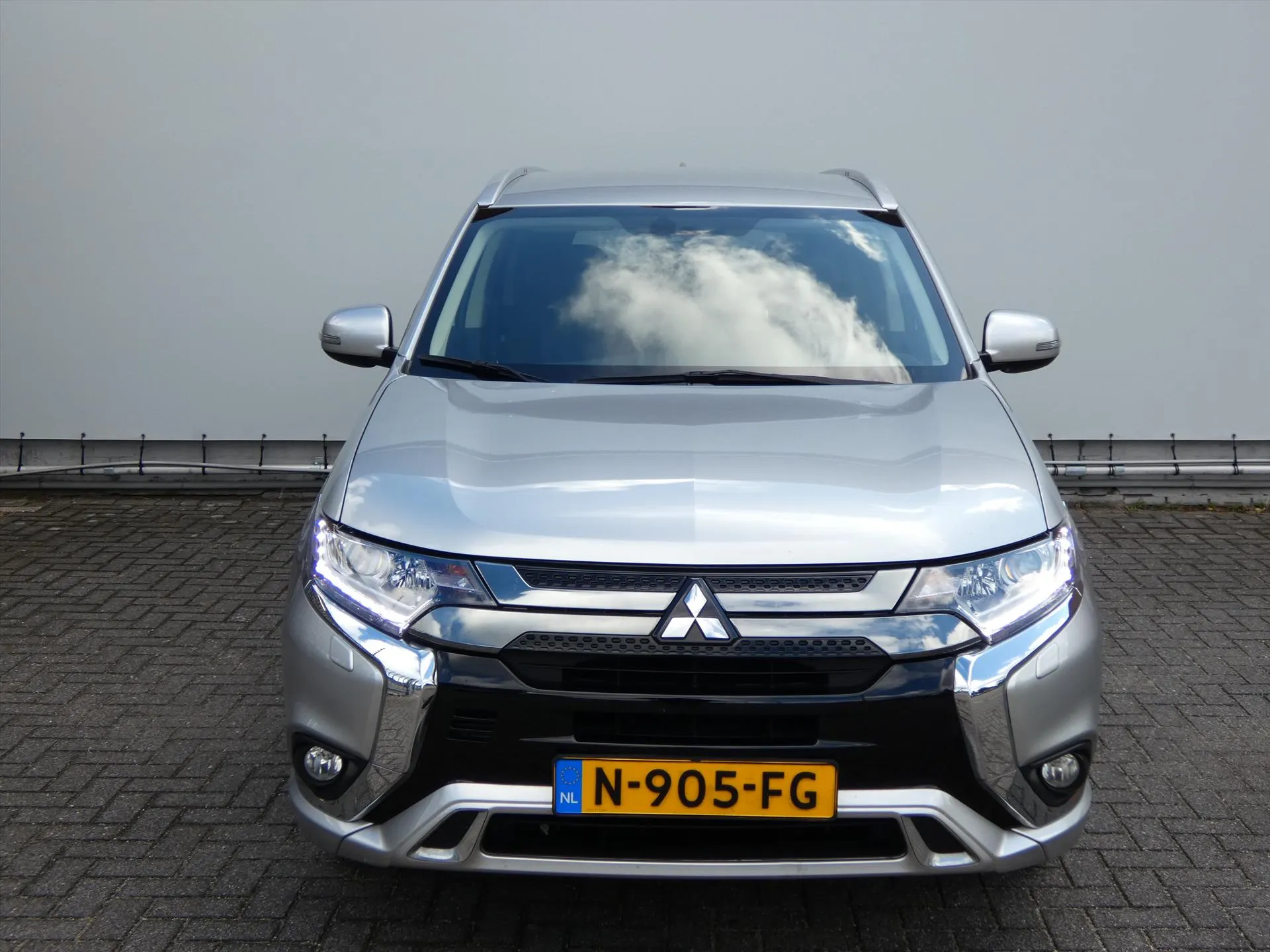 Mitsubishi Outlander met kenteken N-905-FG – achteraanzicht
