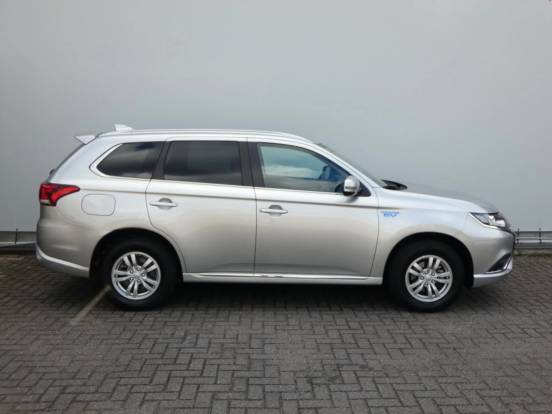 Mitsubishi Outlander met kenteken N-905-FG – dashboard