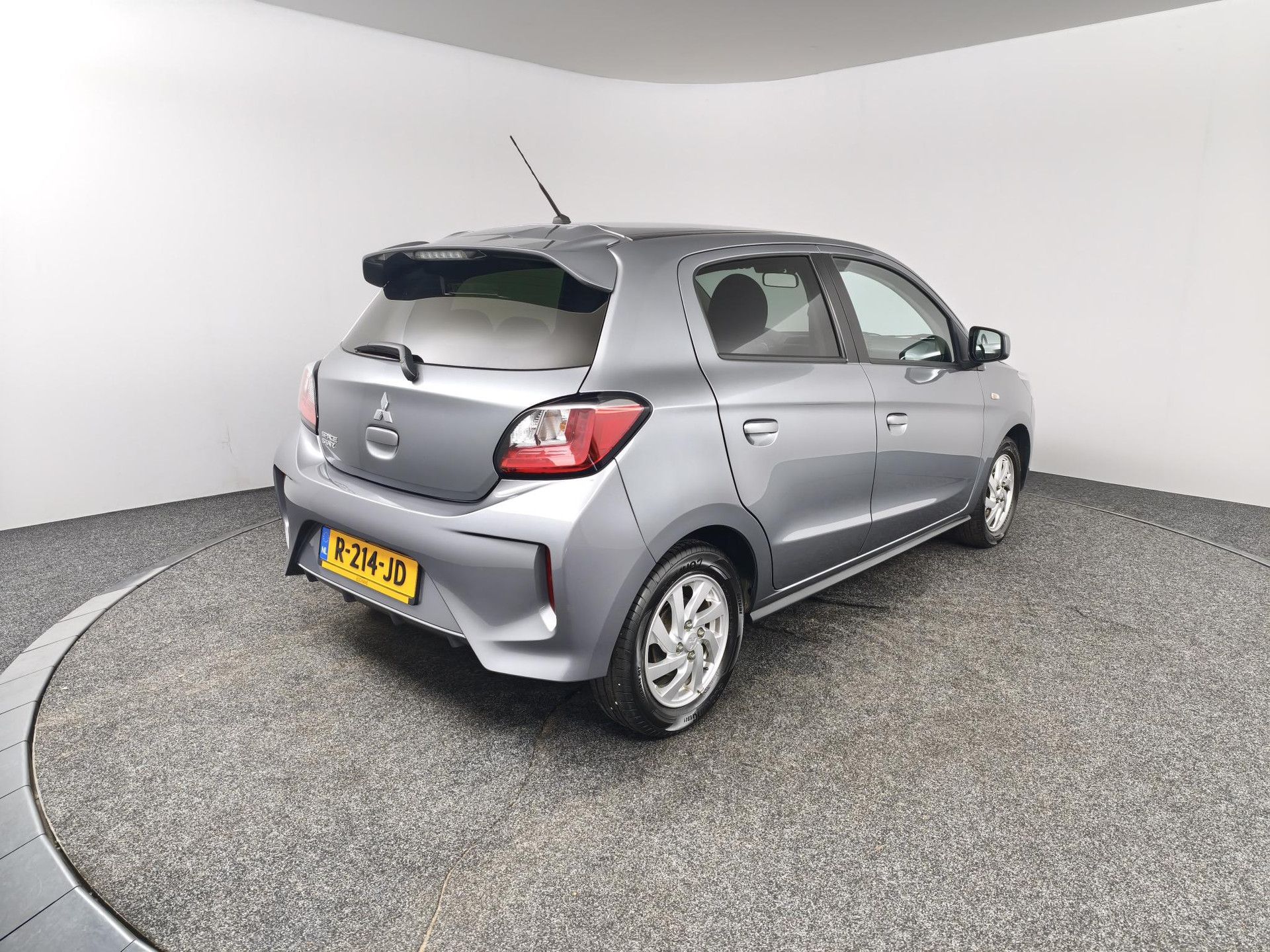 Mitsubishi SpaceStar met kenteken R-214-JD – achteraanzicht