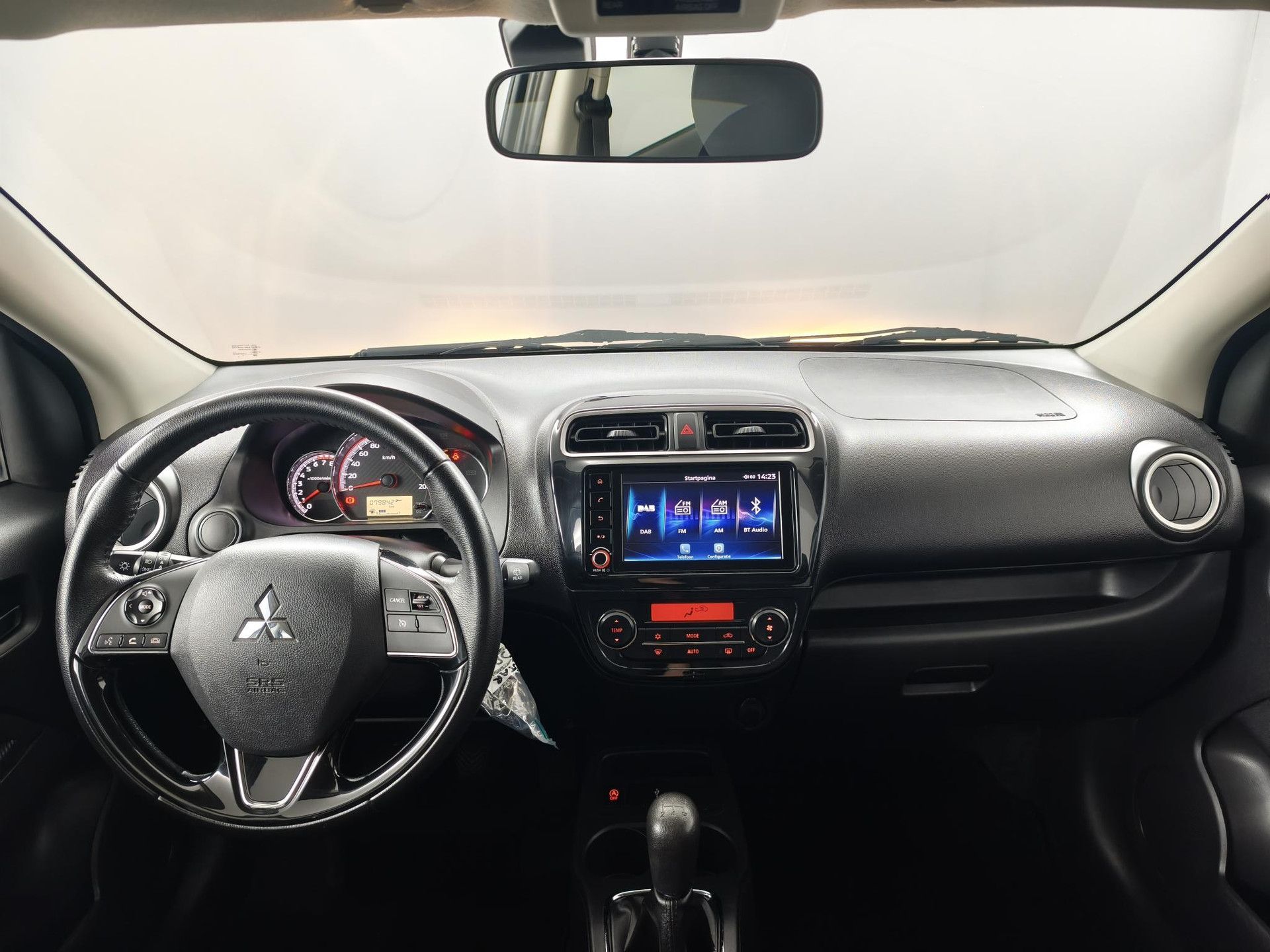 Mitsubishi SpaceStar met kenteken R-214-JD – interieur