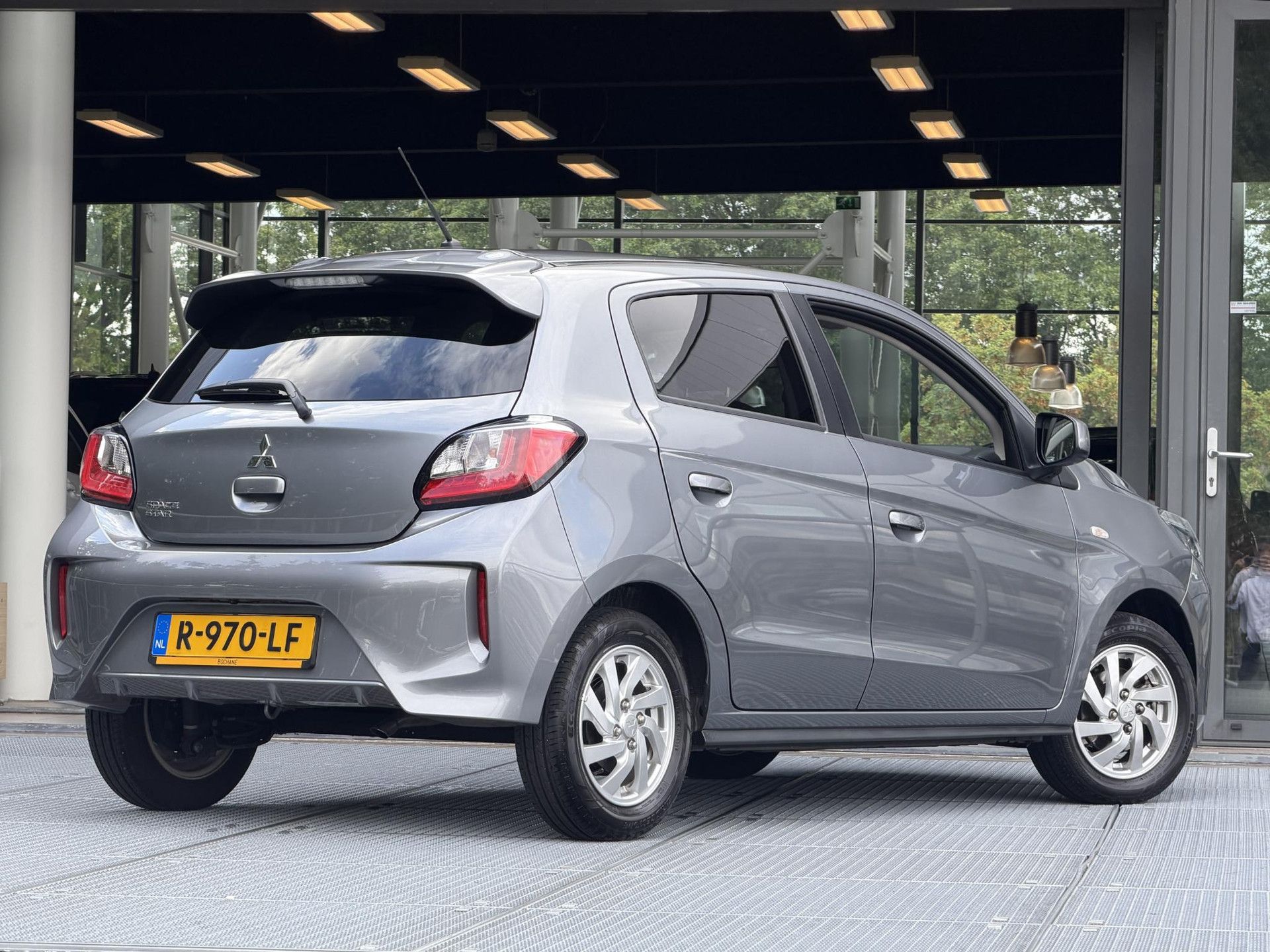 Mitsubishi SpaceStar met kenteken R-970-LF – achteraanzicht