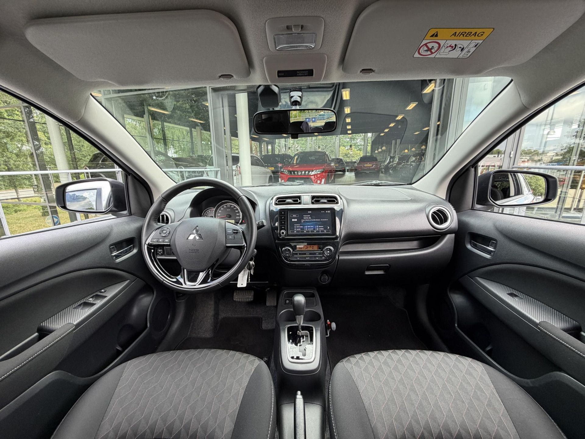 Mitsubishi SpaceStar met kenteken R-970-LF – interieur