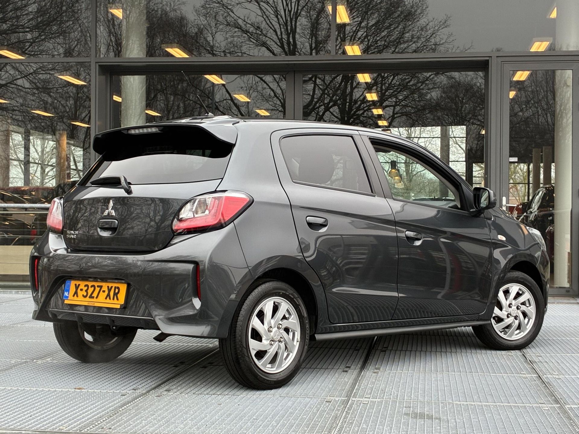 Mitsubishi SpaceStar met kenteken X-327-XR – achteraanzicht