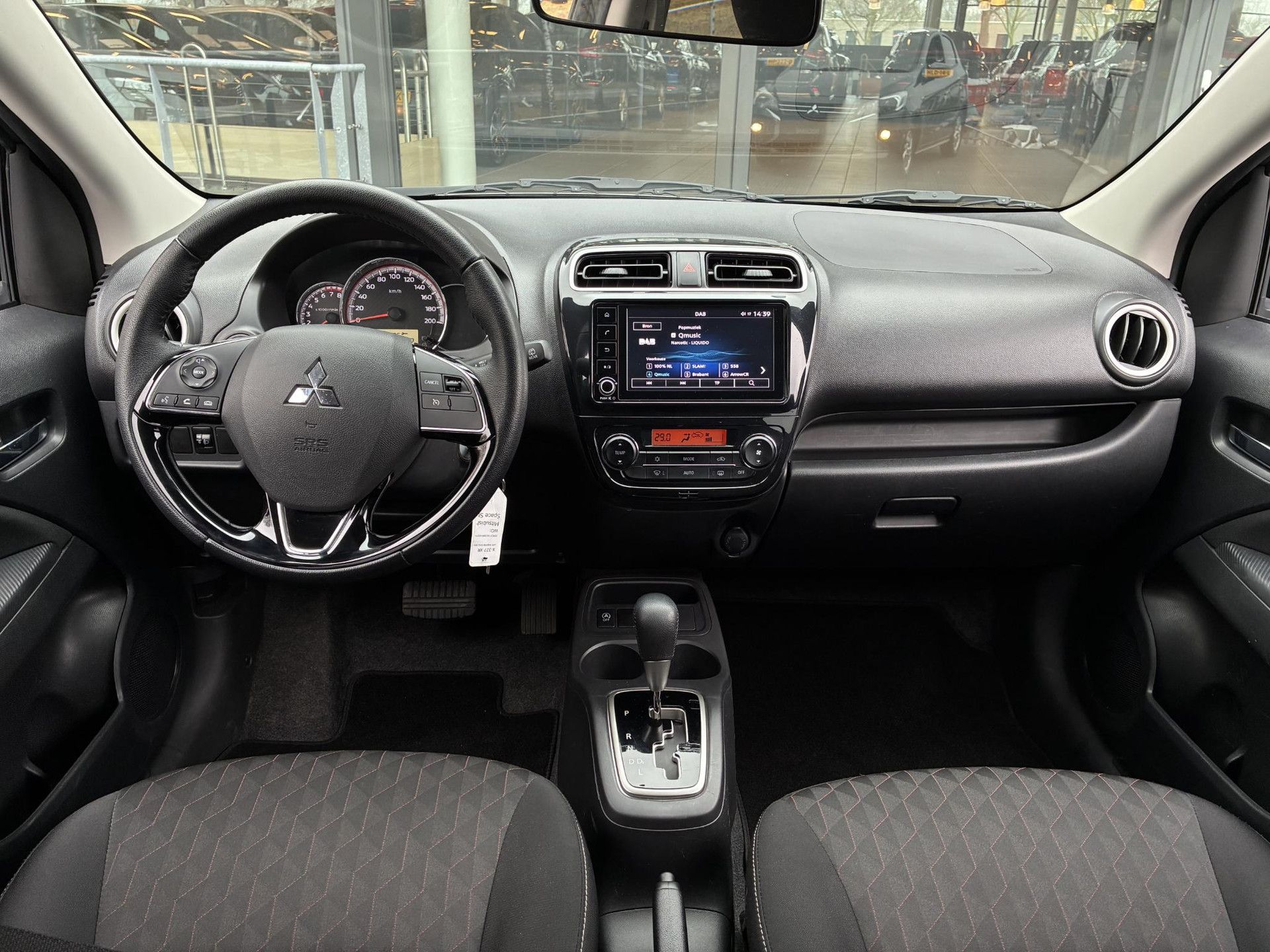 Mitsubishi SpaceStar met kenteken X-327-XR – interieur