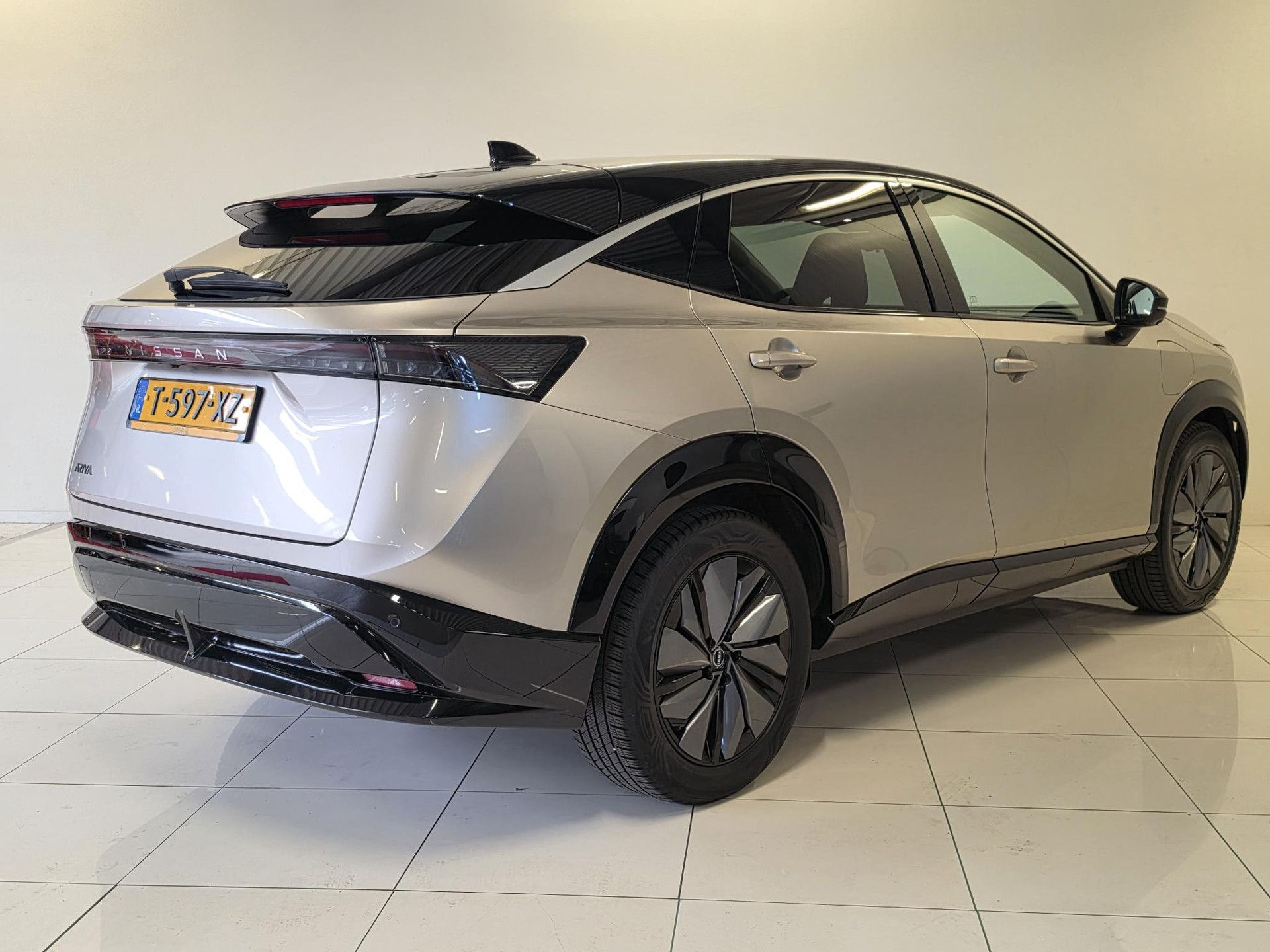 Nissan ARIYA met kenteken T-597-XZ – achteraanzicht