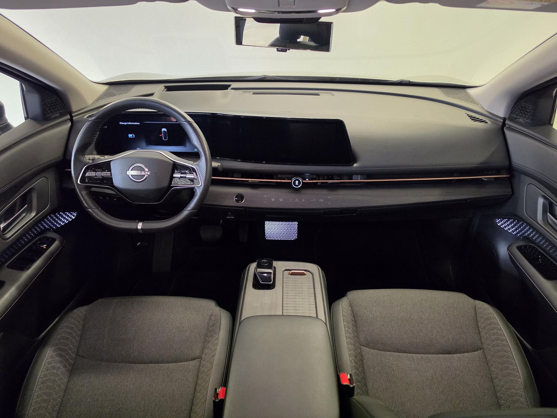 Nissan ARIYA met kenteken T-597-XZ – interieur