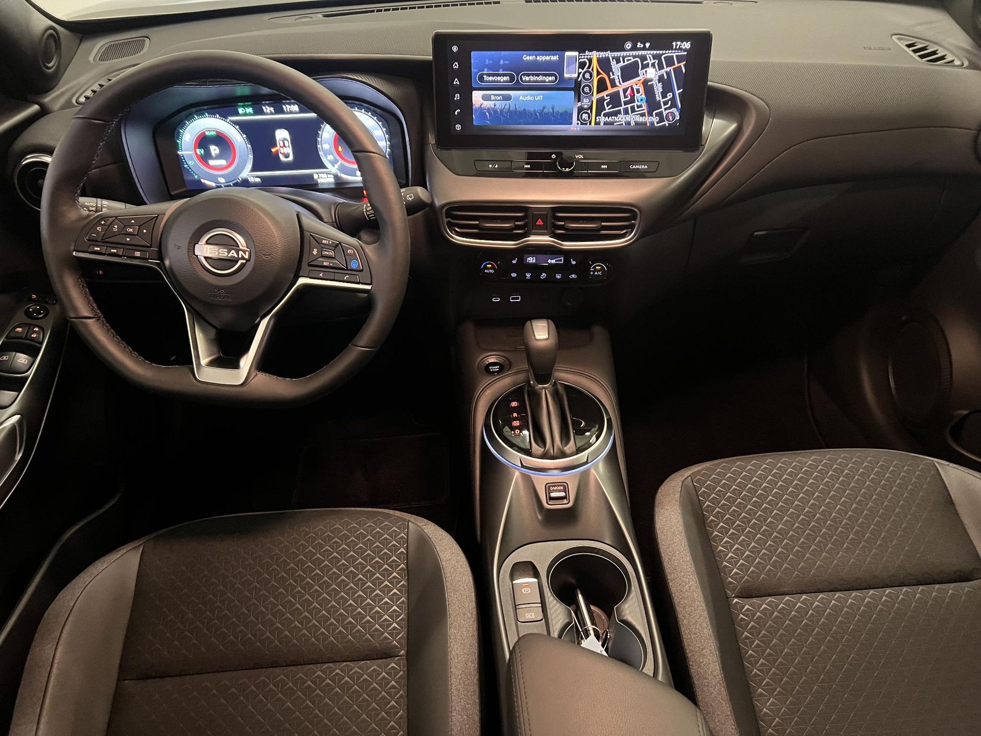 Nissan Juke met kenteken JZL-64-N – interieur