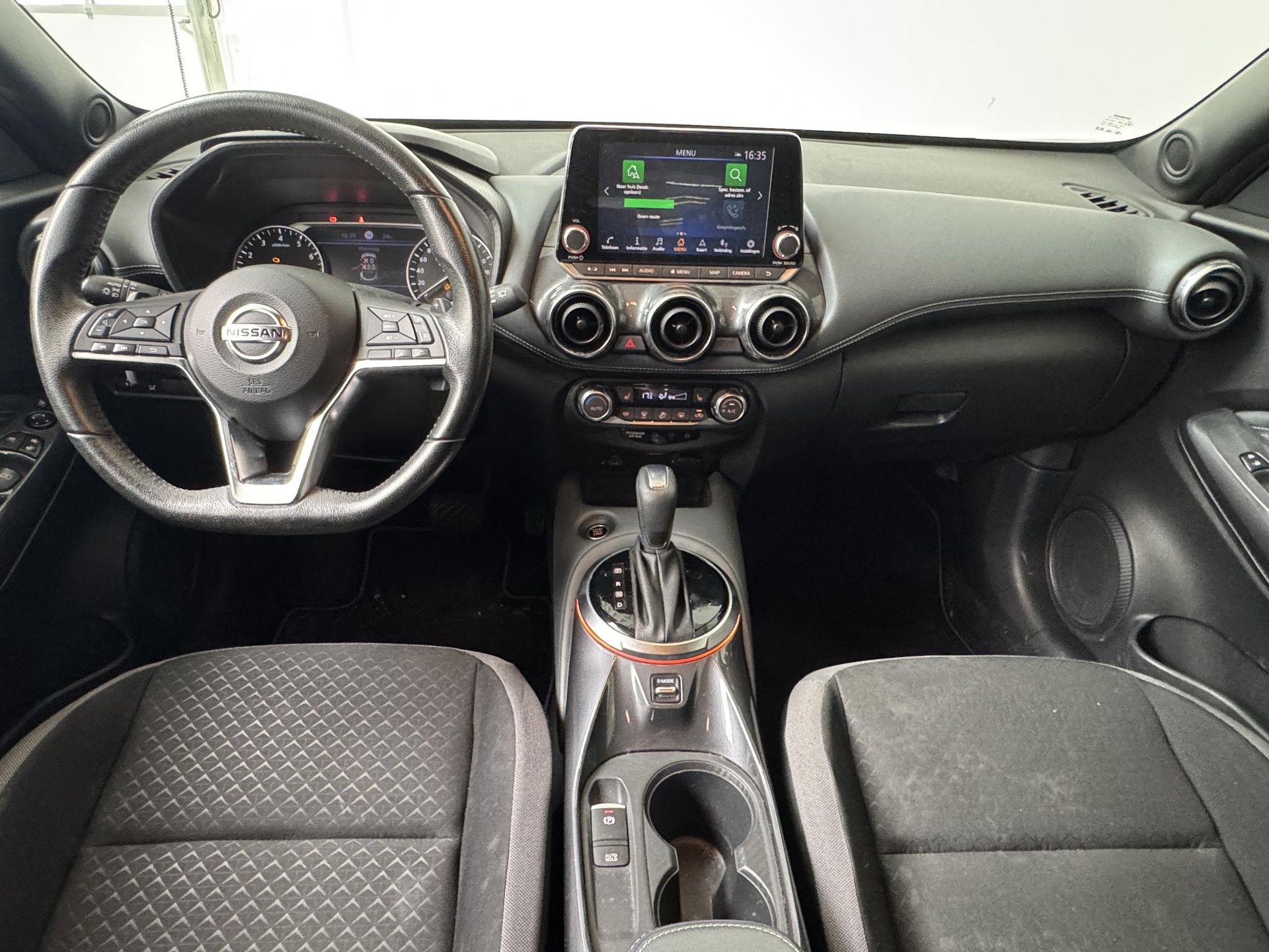 Nissan Juke met kenteken N-888-SG – interieur