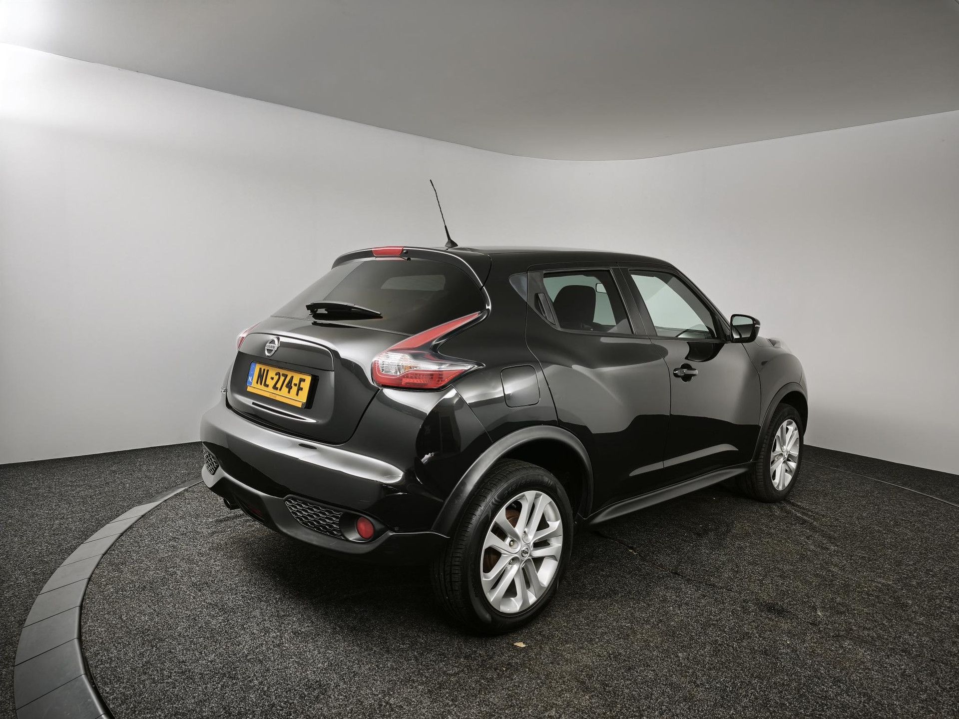 Nissan Juke met kenteken NL-274-F – achteraanzicht