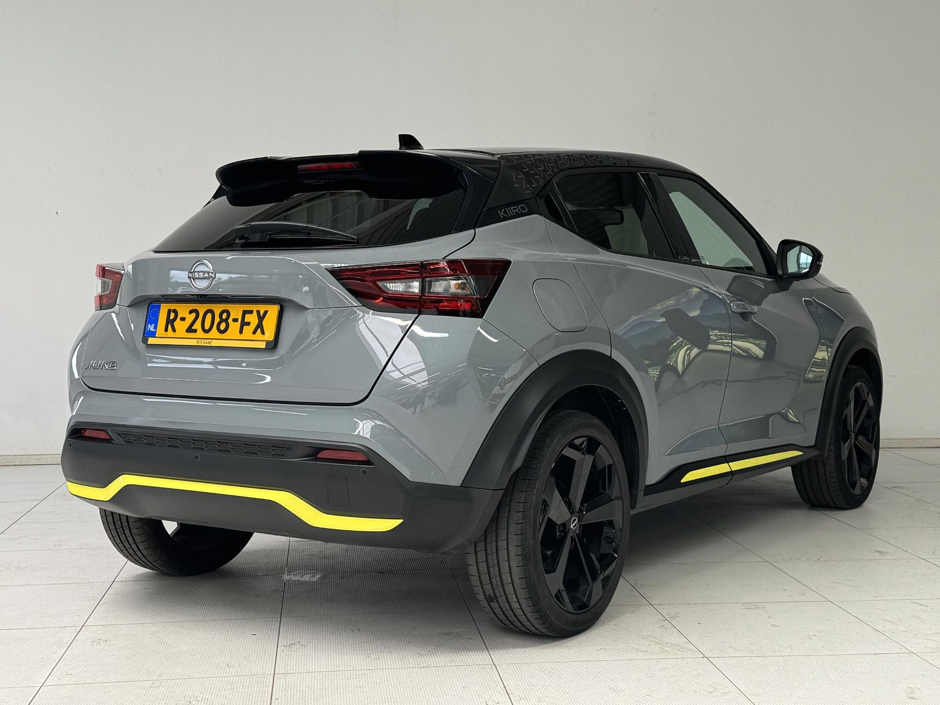 Nissan Juke met kenteken R-208-FX – achteraanzicht