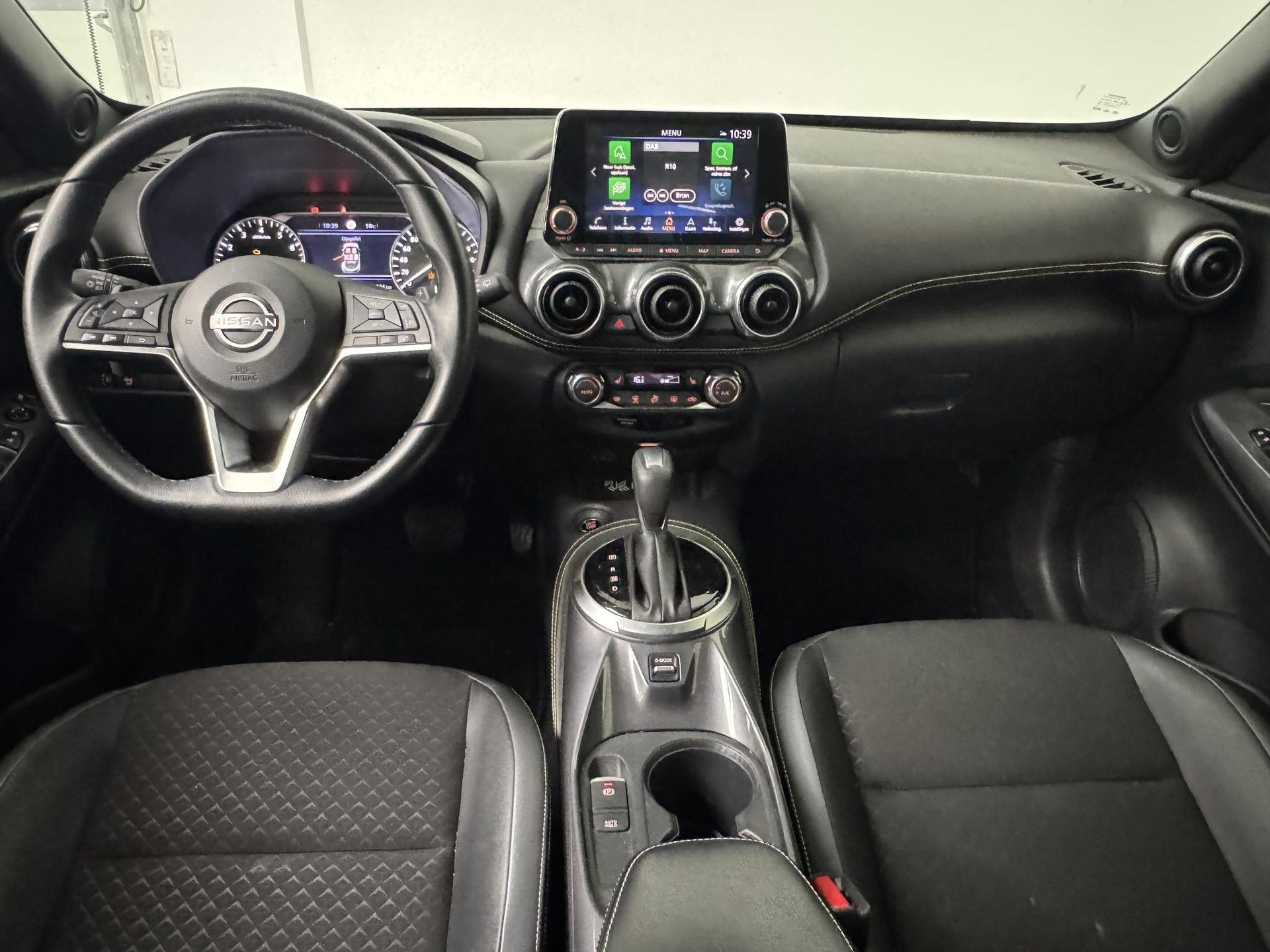 Nissan Juke met kenteken R-208-FX – interieur