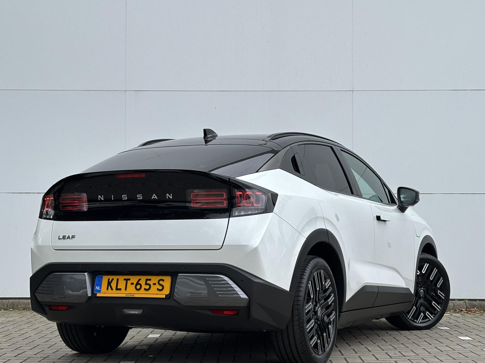 Nissan Leaf met kenteken KLT-65-S – achteraanzicht