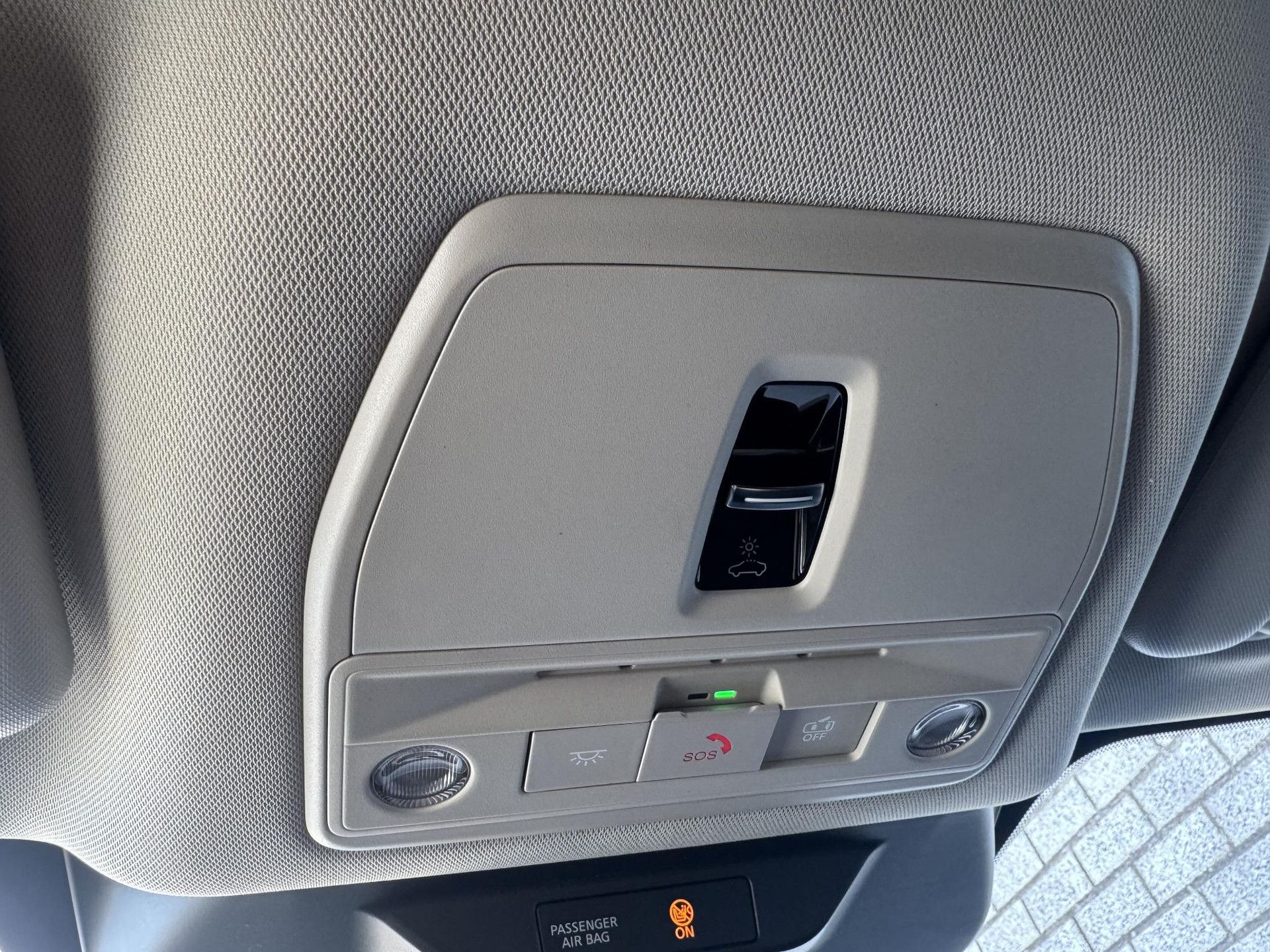 Nissan Leaf met kenteken KLT-66-S – achteraanzicht