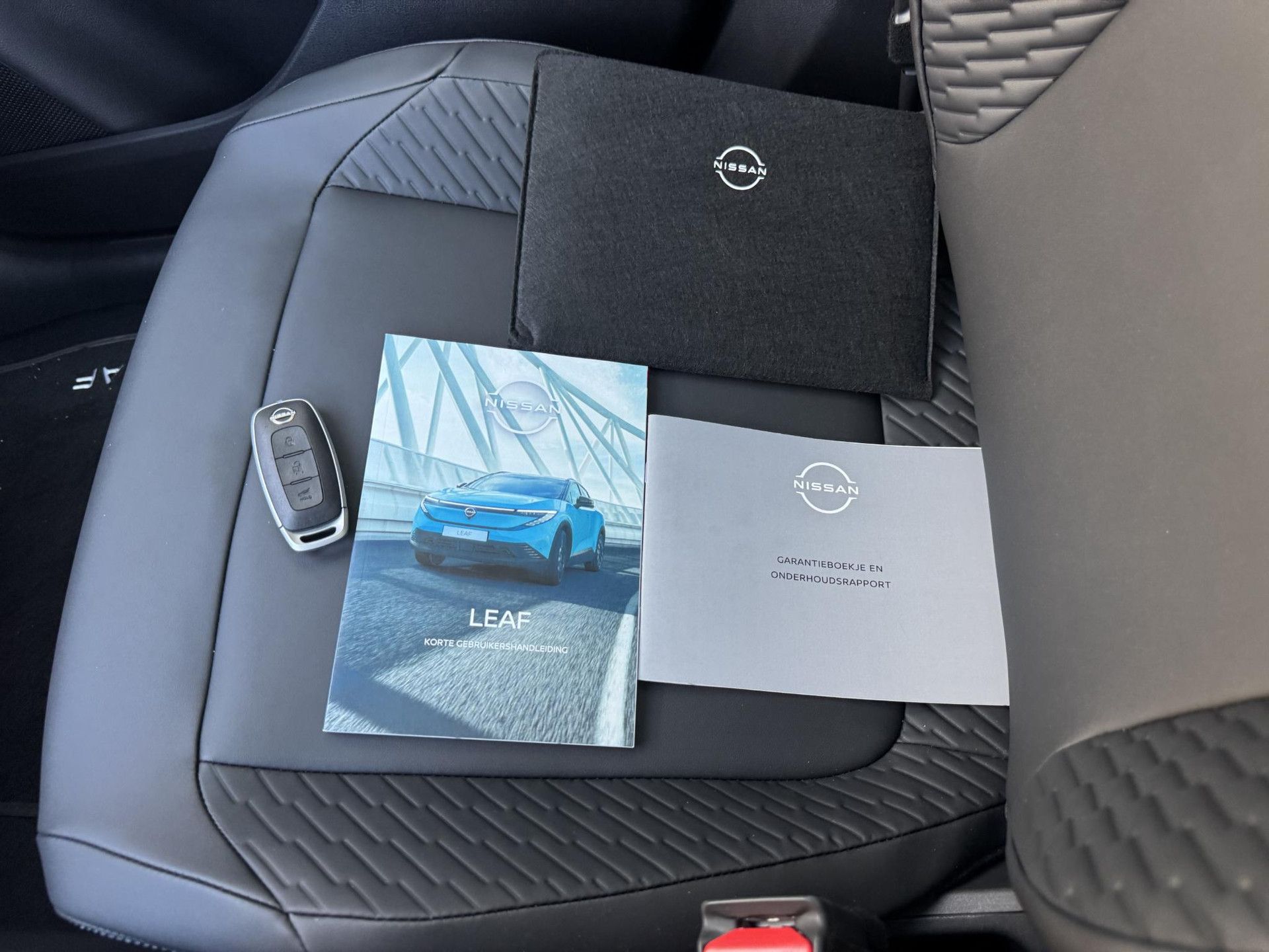 Nissan Leaf met kenteken KLT-66-S – interieur
