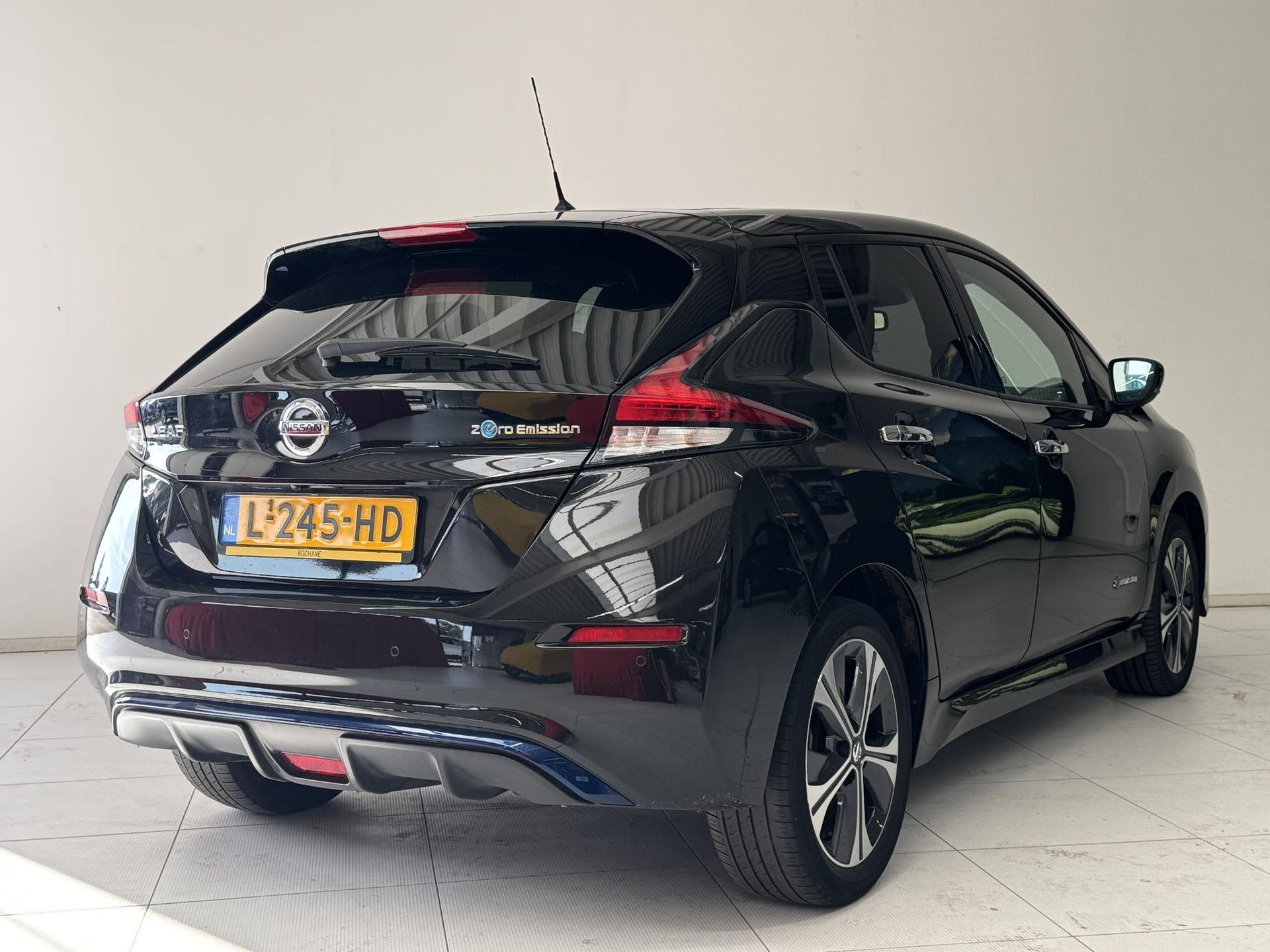 Nissan Leaf met kenteken L-245-HD – achteraanzicht
