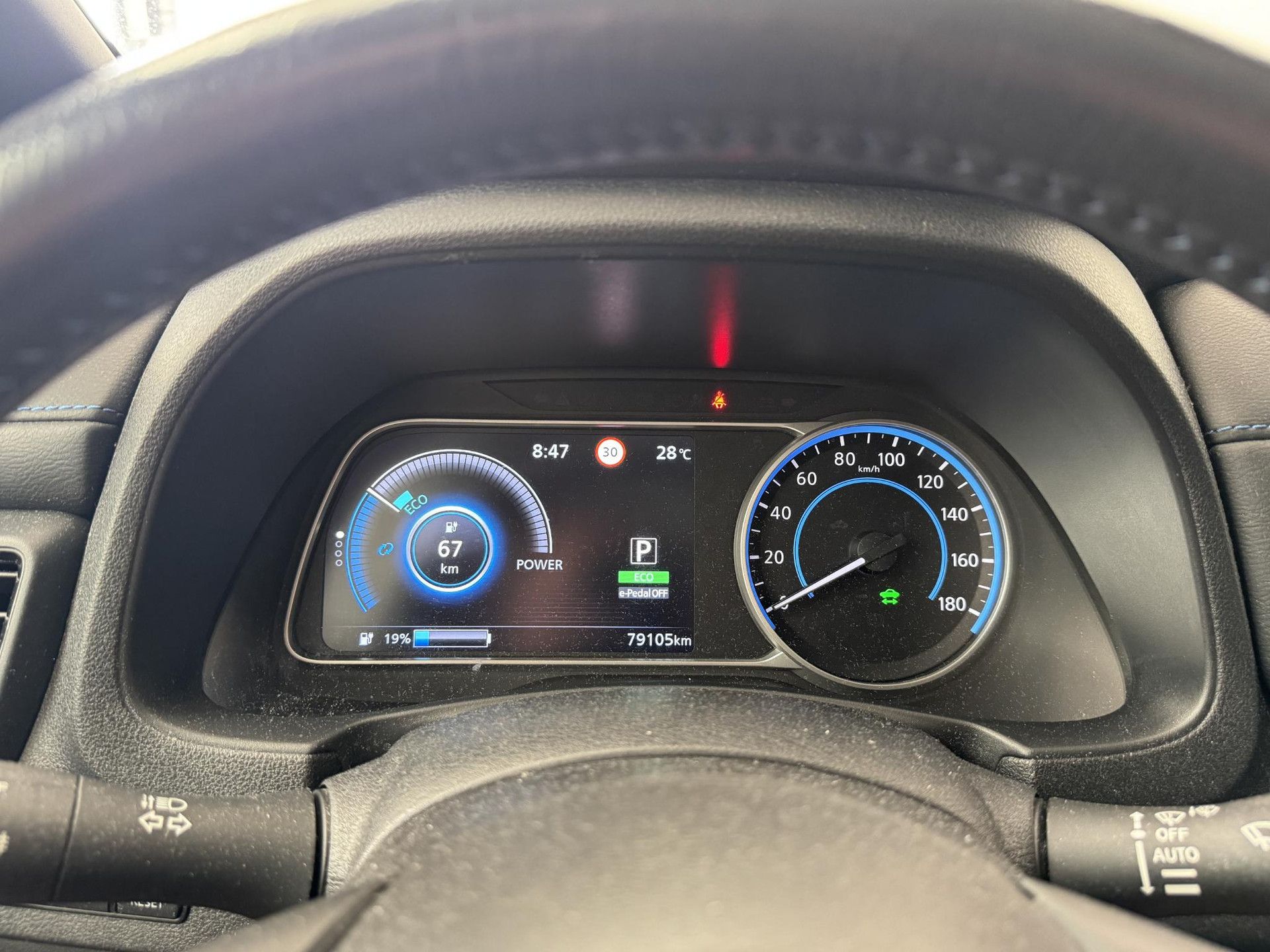 Nissan Leaf met kenteken L-245-HD – dashboard
