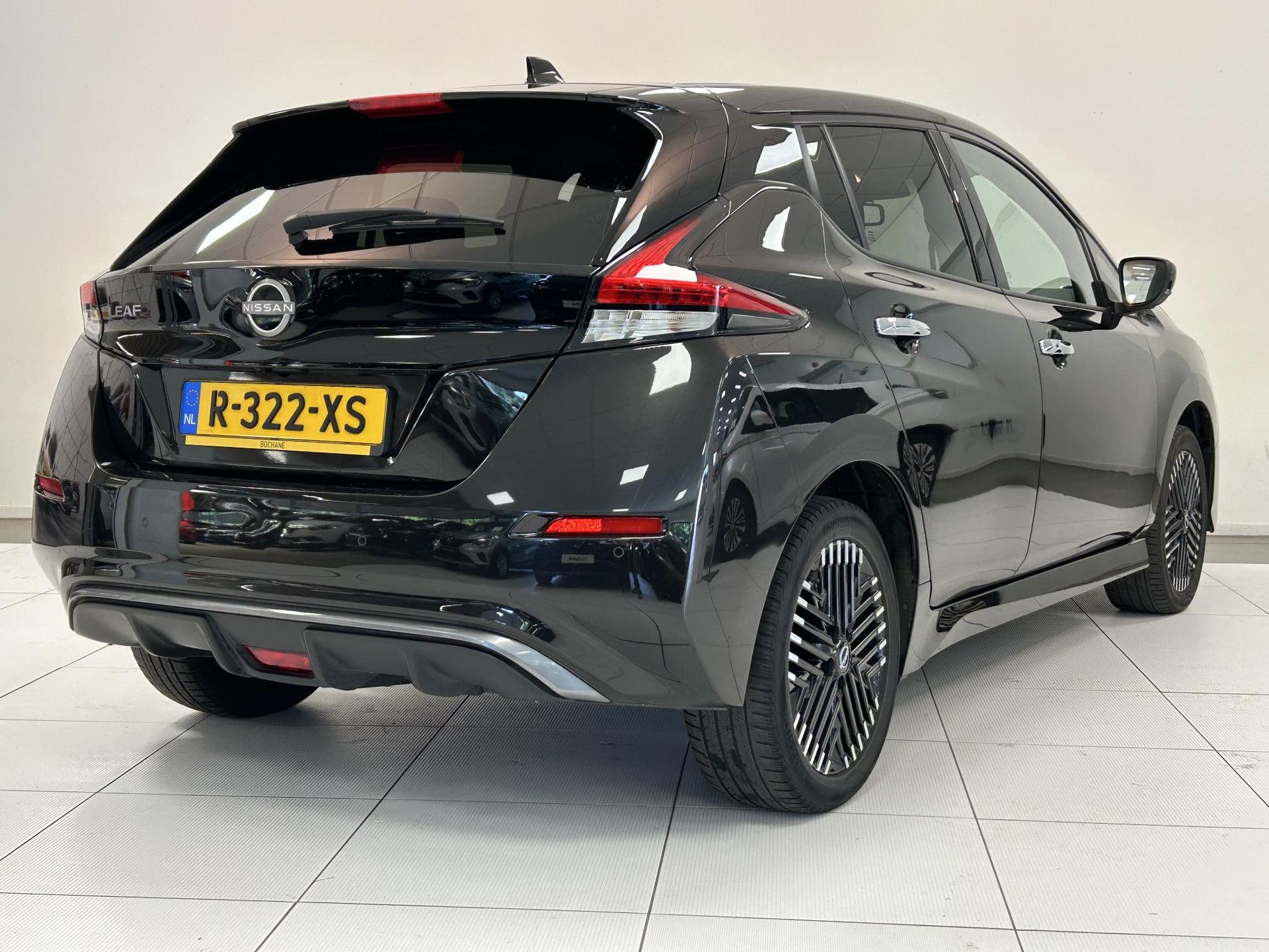 Nissan Leaf met kenteken R-322-XS – achteraanzicht