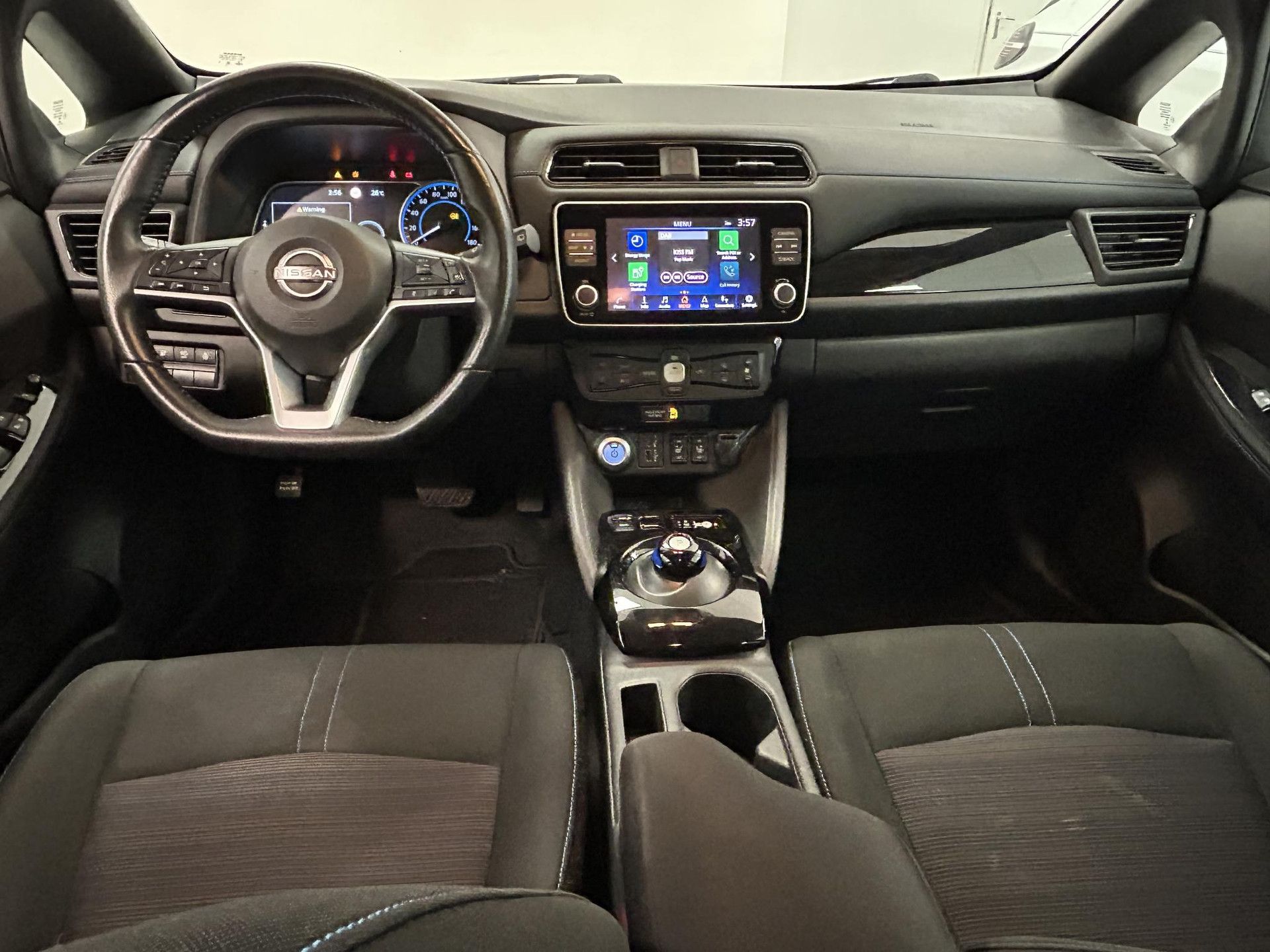 Nissan Leaf met kenteken R-322-XS – interieur