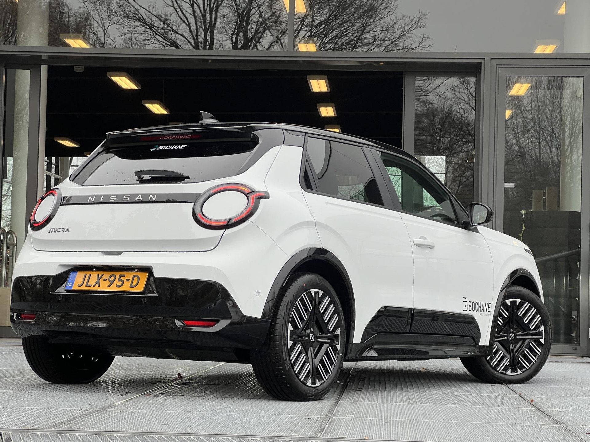 Nissan Micra met kenteken JLX-95-D – achteraanzicht