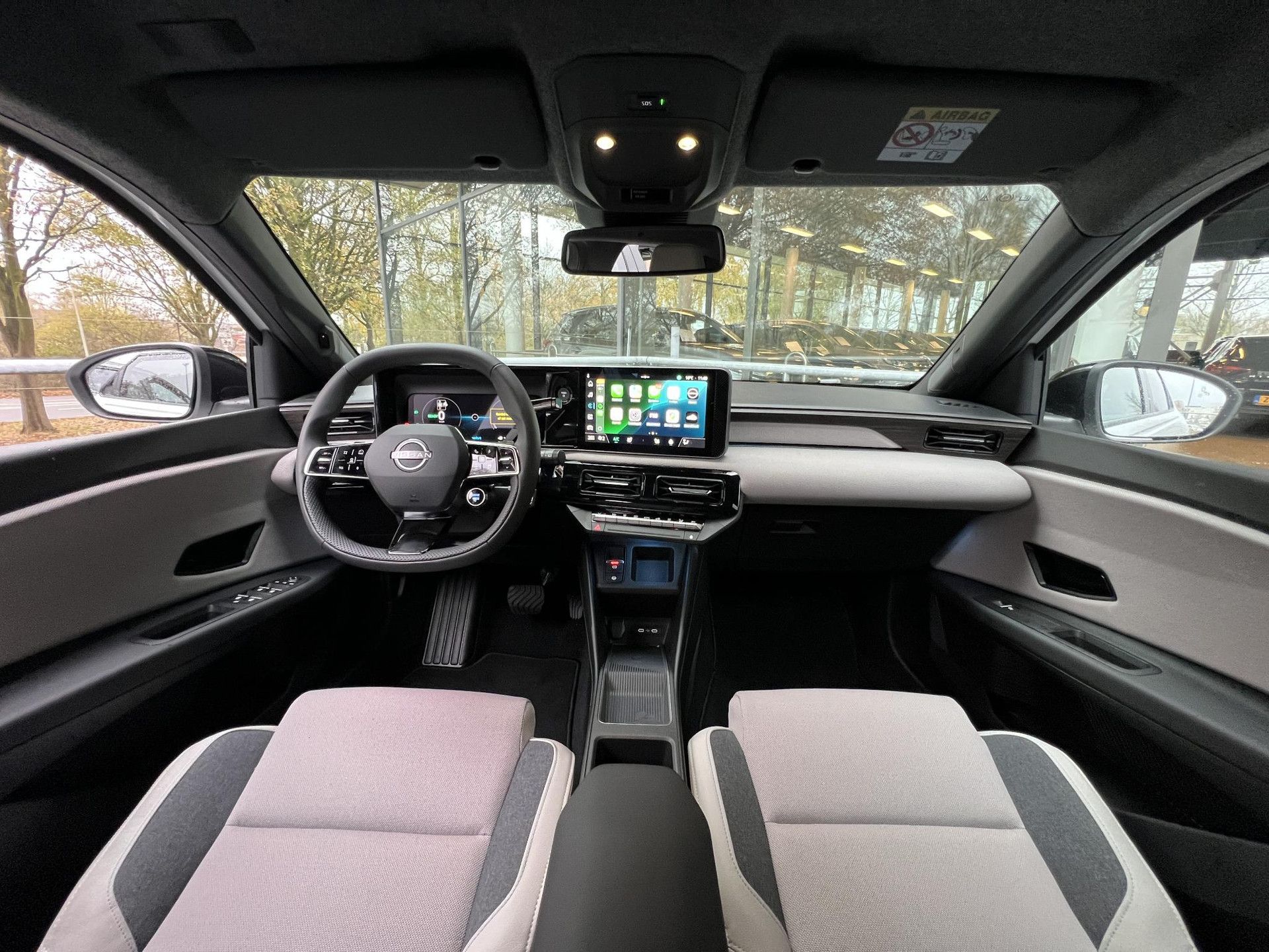Nissan Micra met kenteken JLX-95-D – interieur