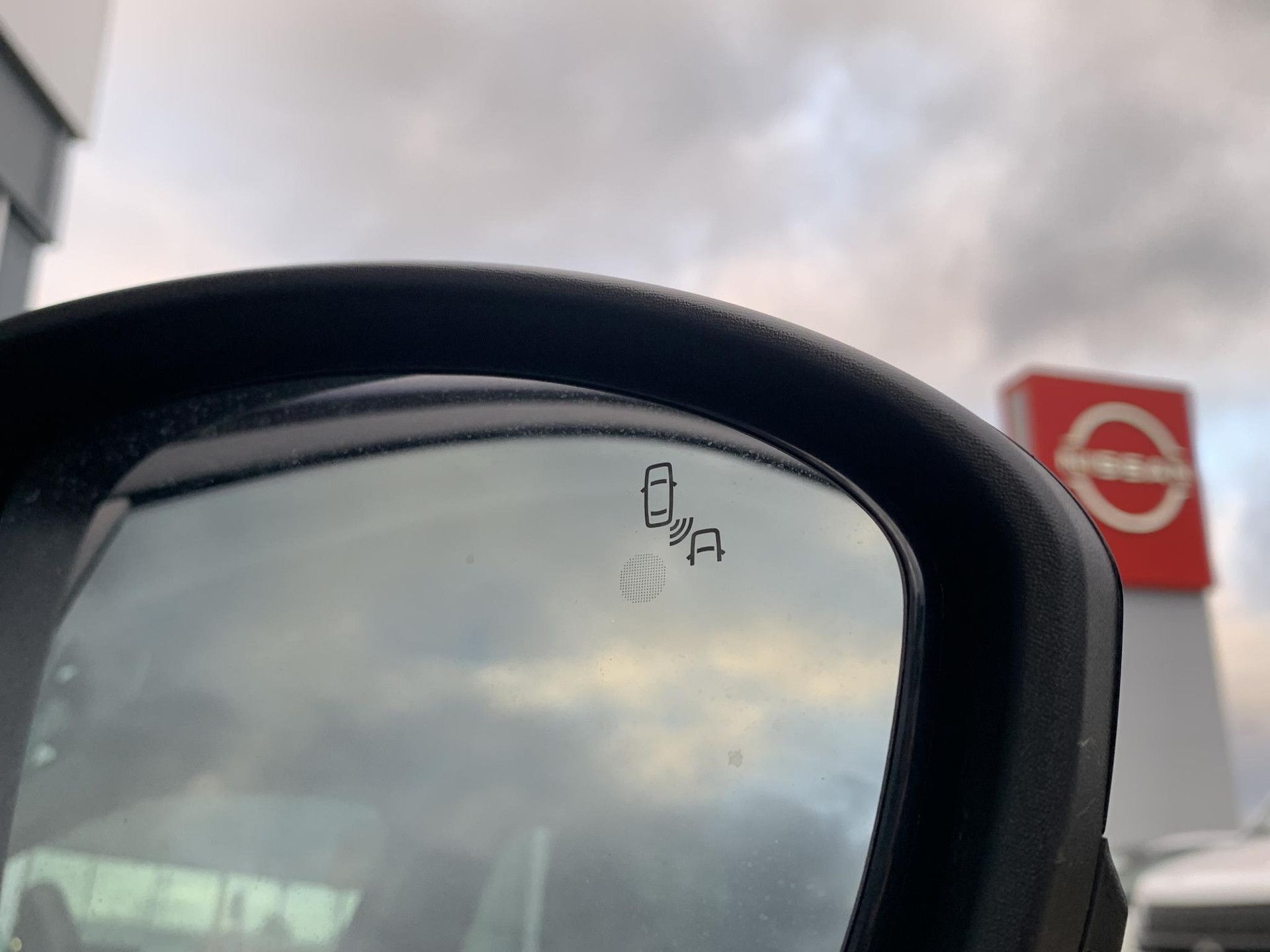 Nissan Micra met kenteken JND-90-S – dashboard