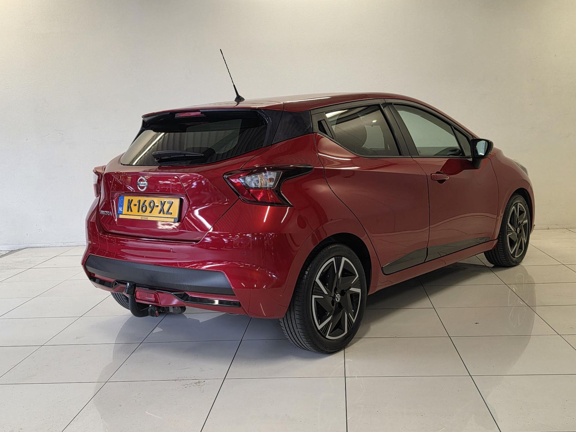 Nissan Micra met kenteken K-169-XZ – achteraanzicht