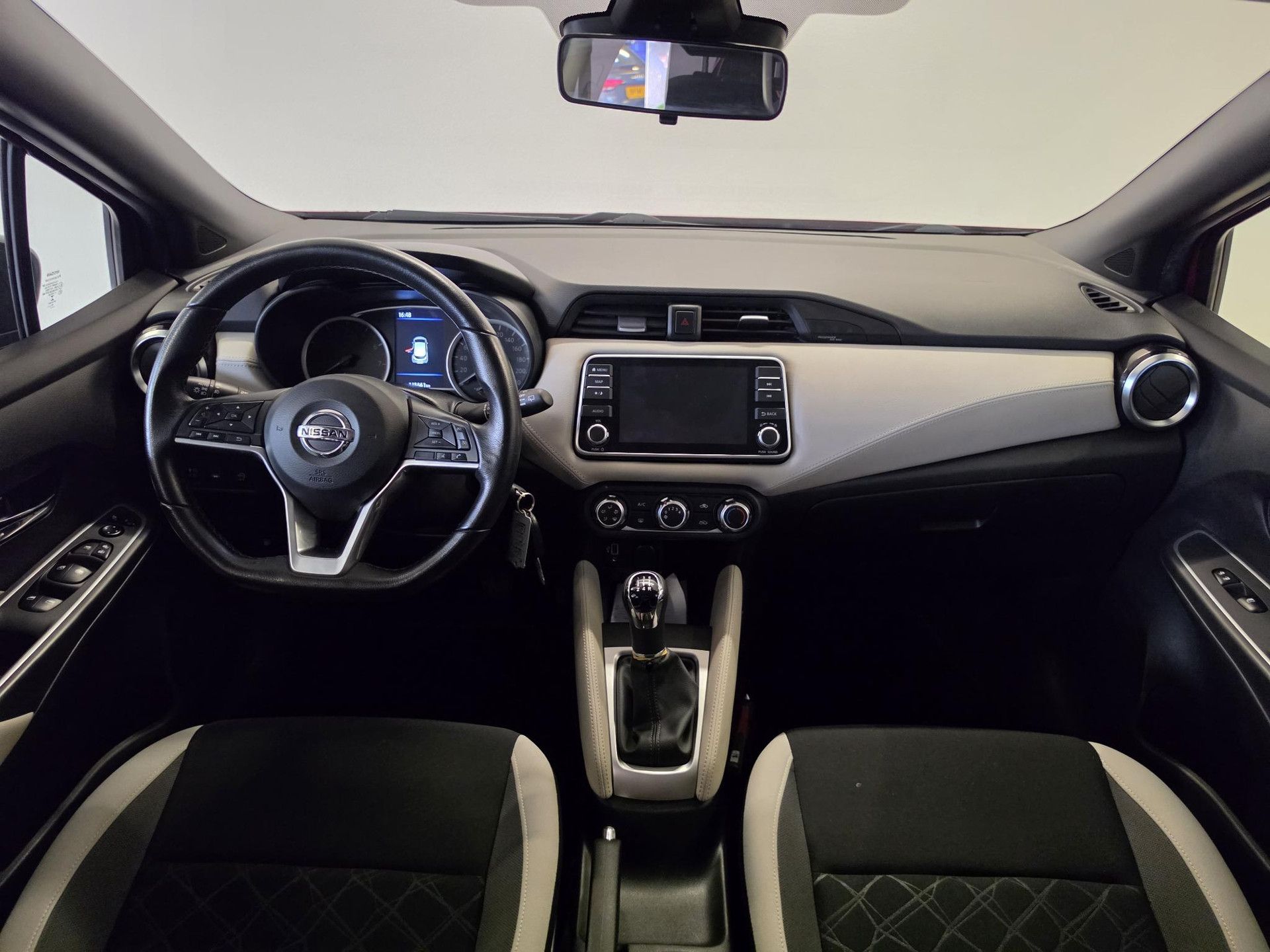 Nissan Micra met kenteken K-169-XZ – interieur