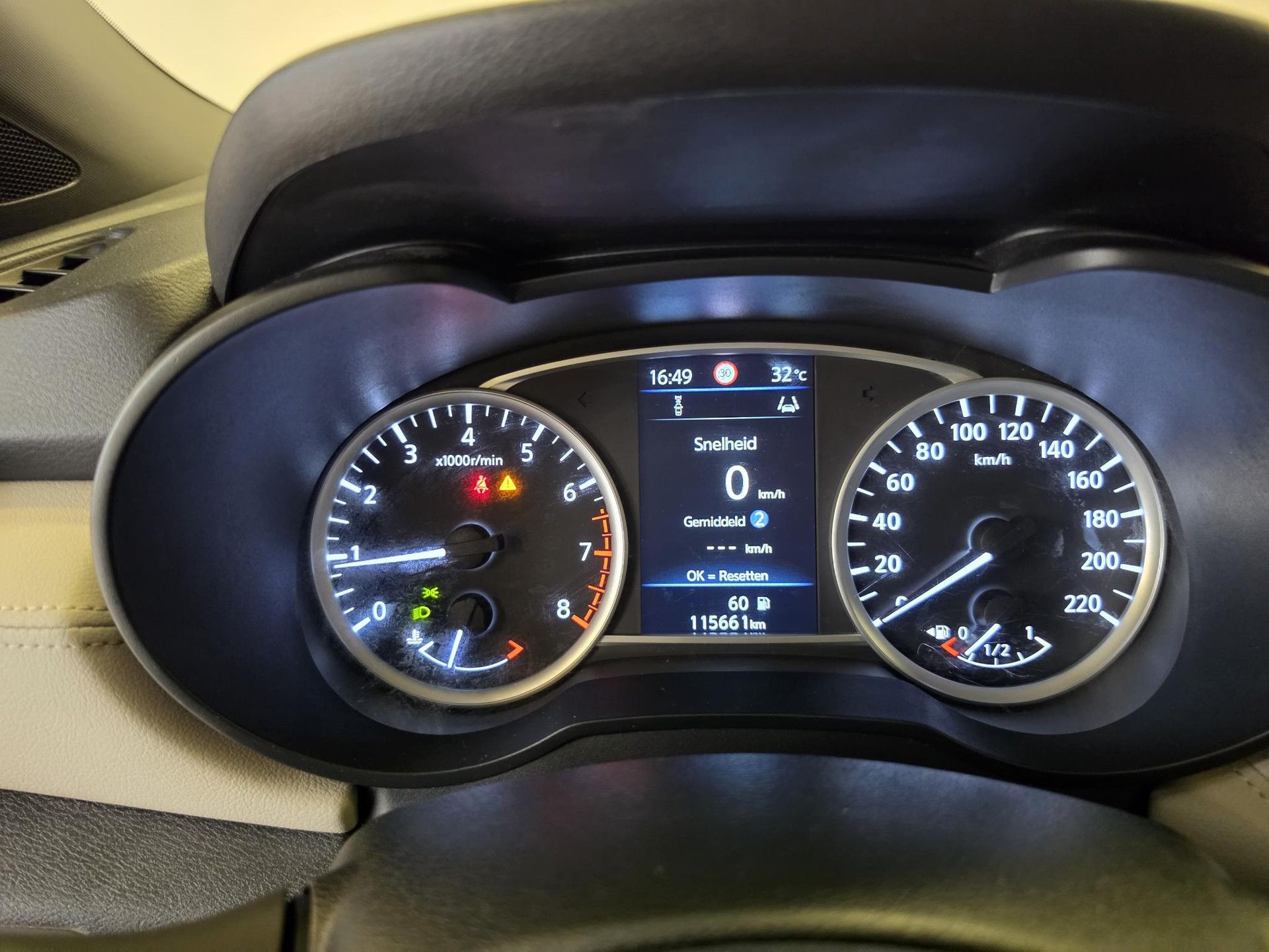 Nissan Micra met kenteken K-169-XZ – dashboard