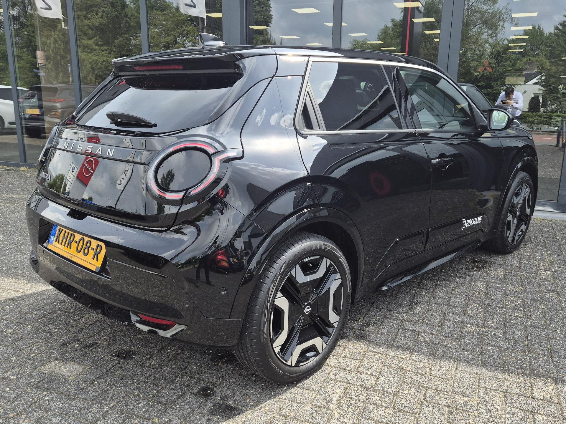Nissan Micra met kenteken KHR-08-R – achteraanzicht