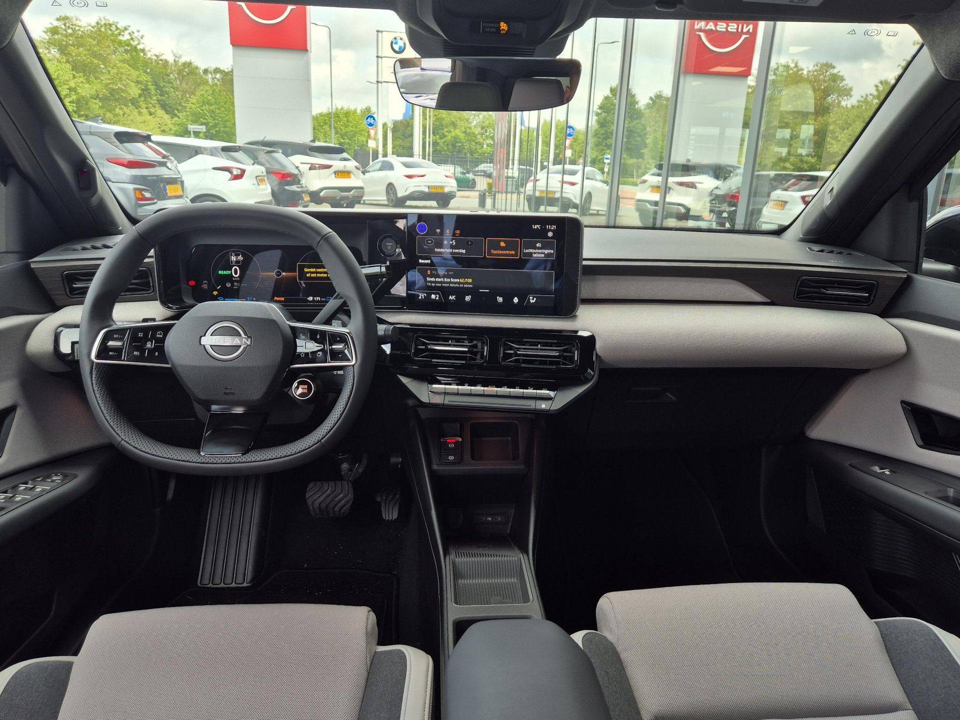 Nissan Micra met kenteken KHR-08-R – interieur