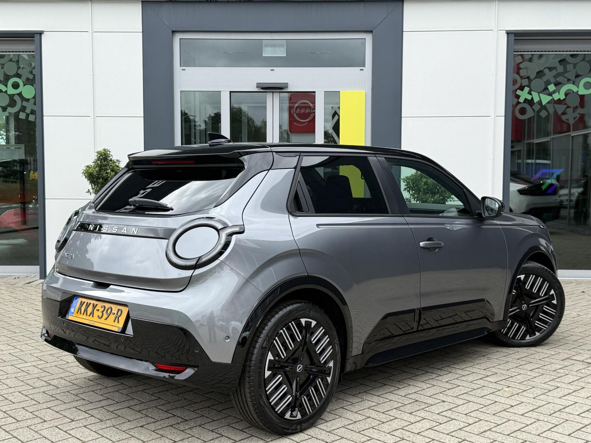 Nissan Micra met kenteken KKX-39-R – achteraanzicht
