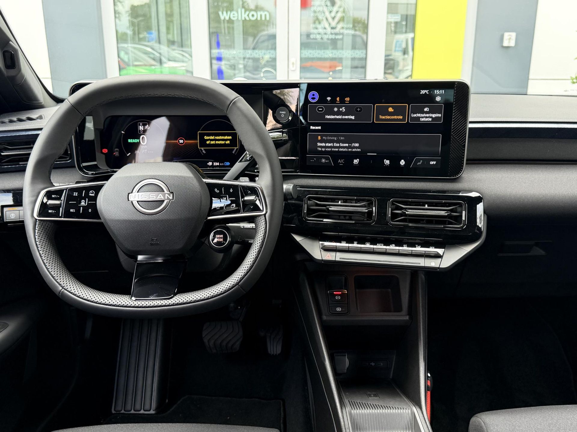 Nissan Micra met kenteken KKX-39-R – interieur