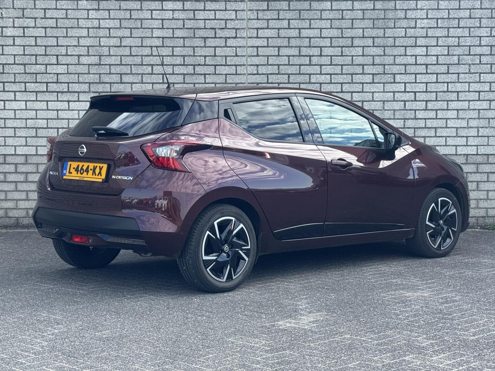 Nissan Micra met kenteken L-464-KX – achteraanzicht