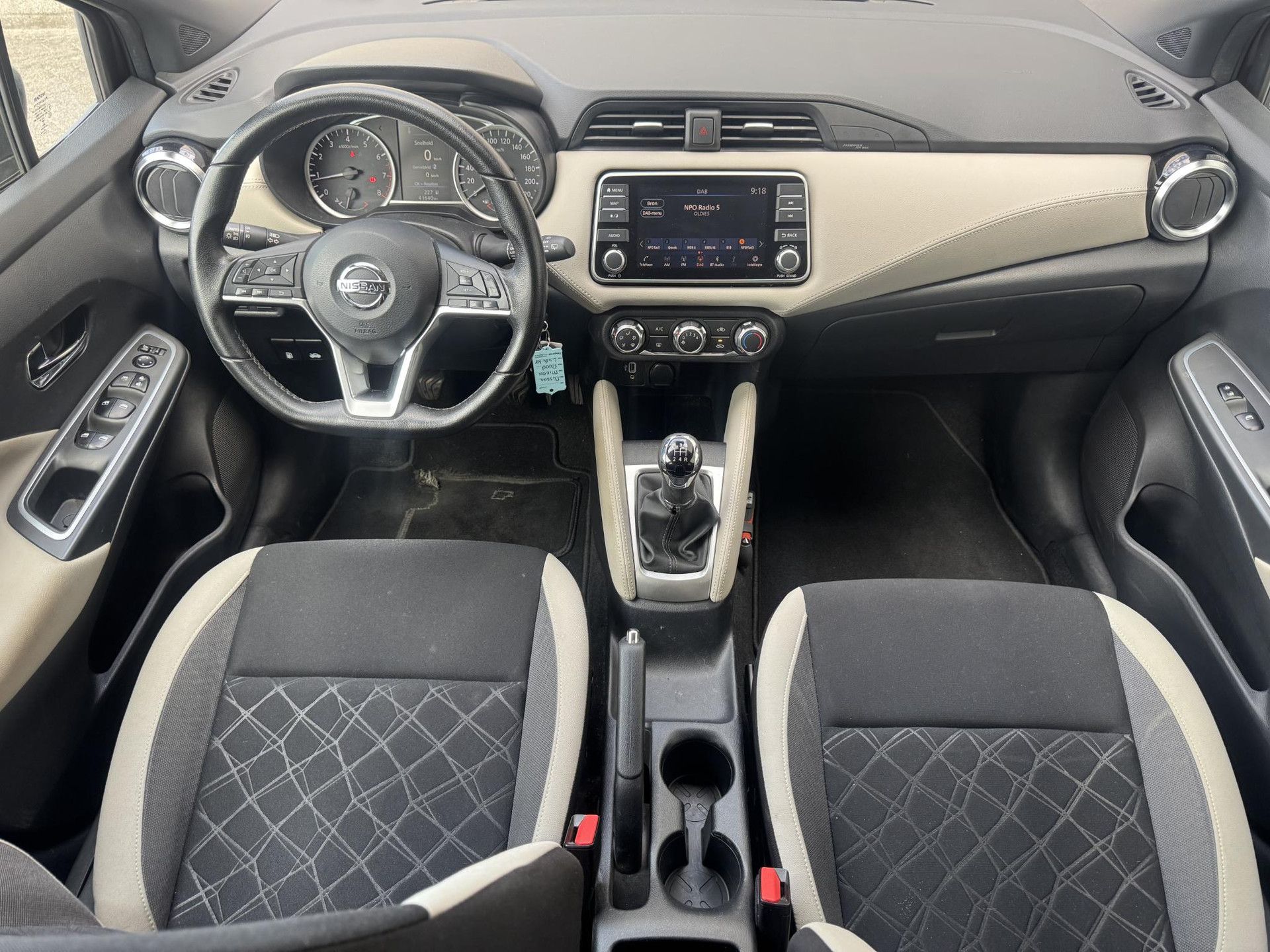 Nissan Micra met kenteken L-464-KX – interieur