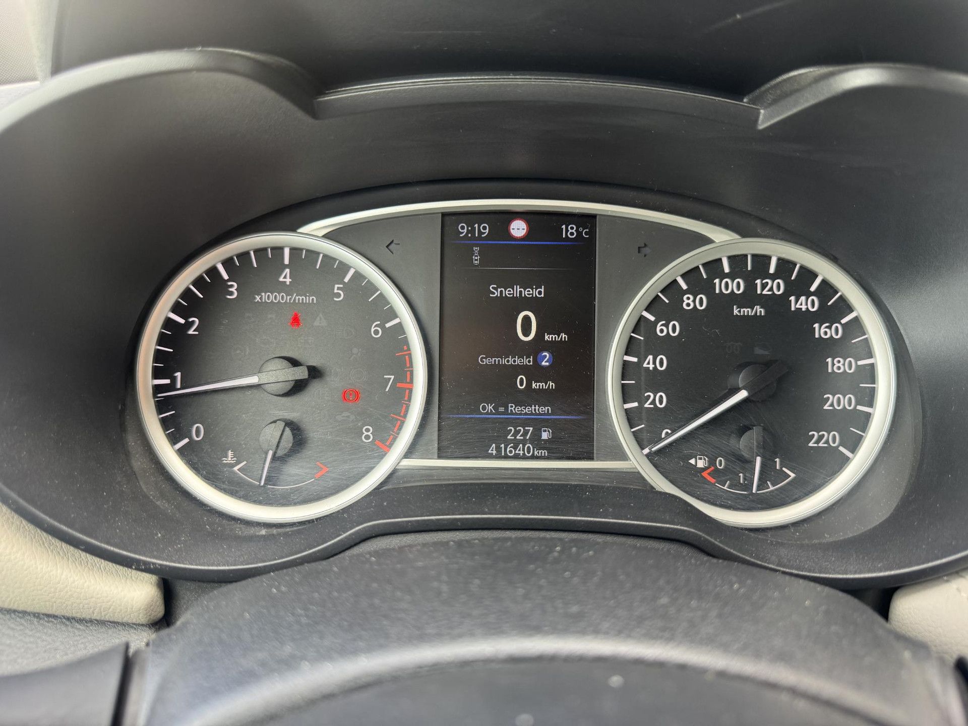 Nissan Micra met kenteken L-464-KX – dashboard