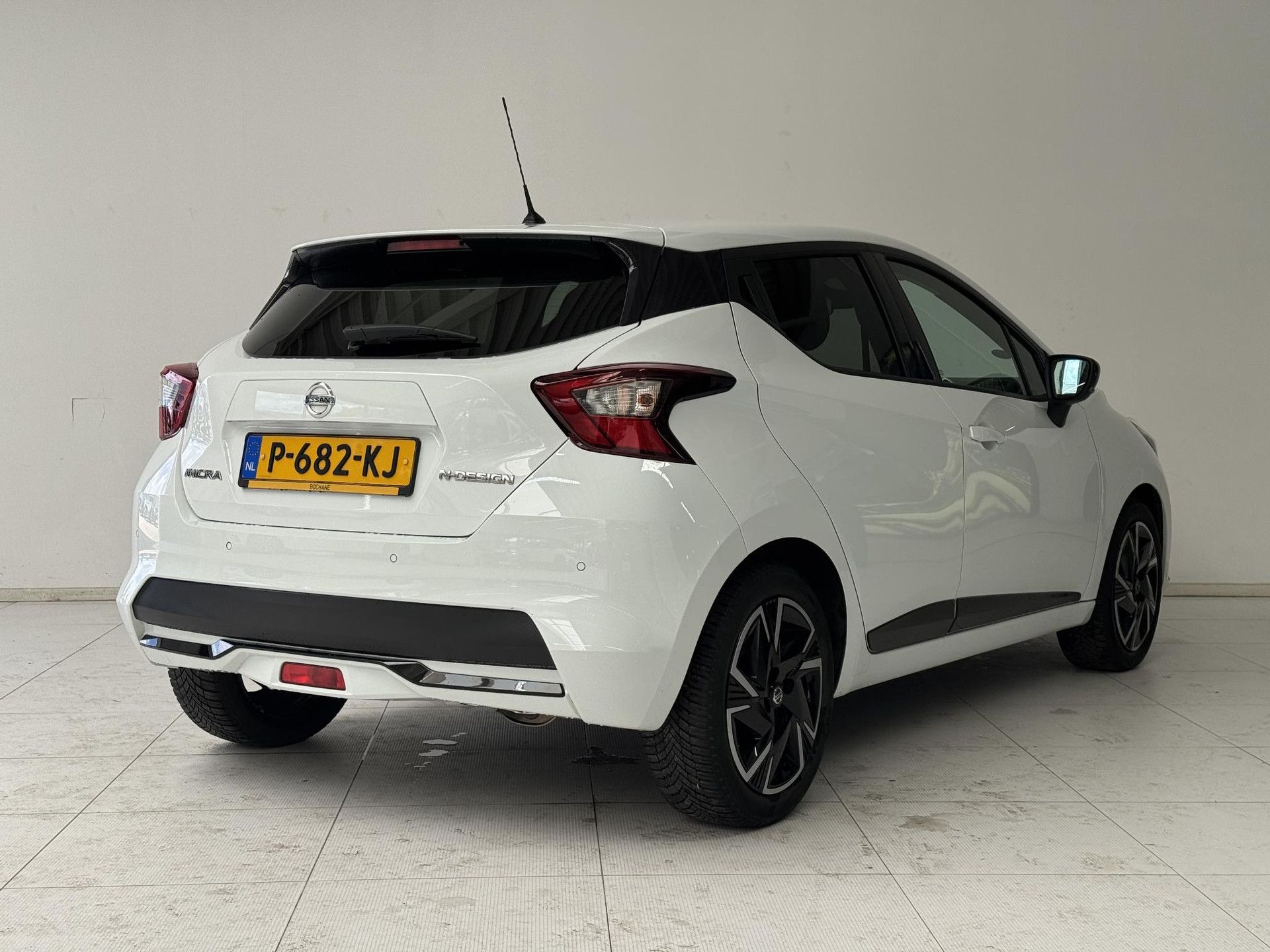 Nissan Micra met kenteken P-682-KJ – achteraanzicht