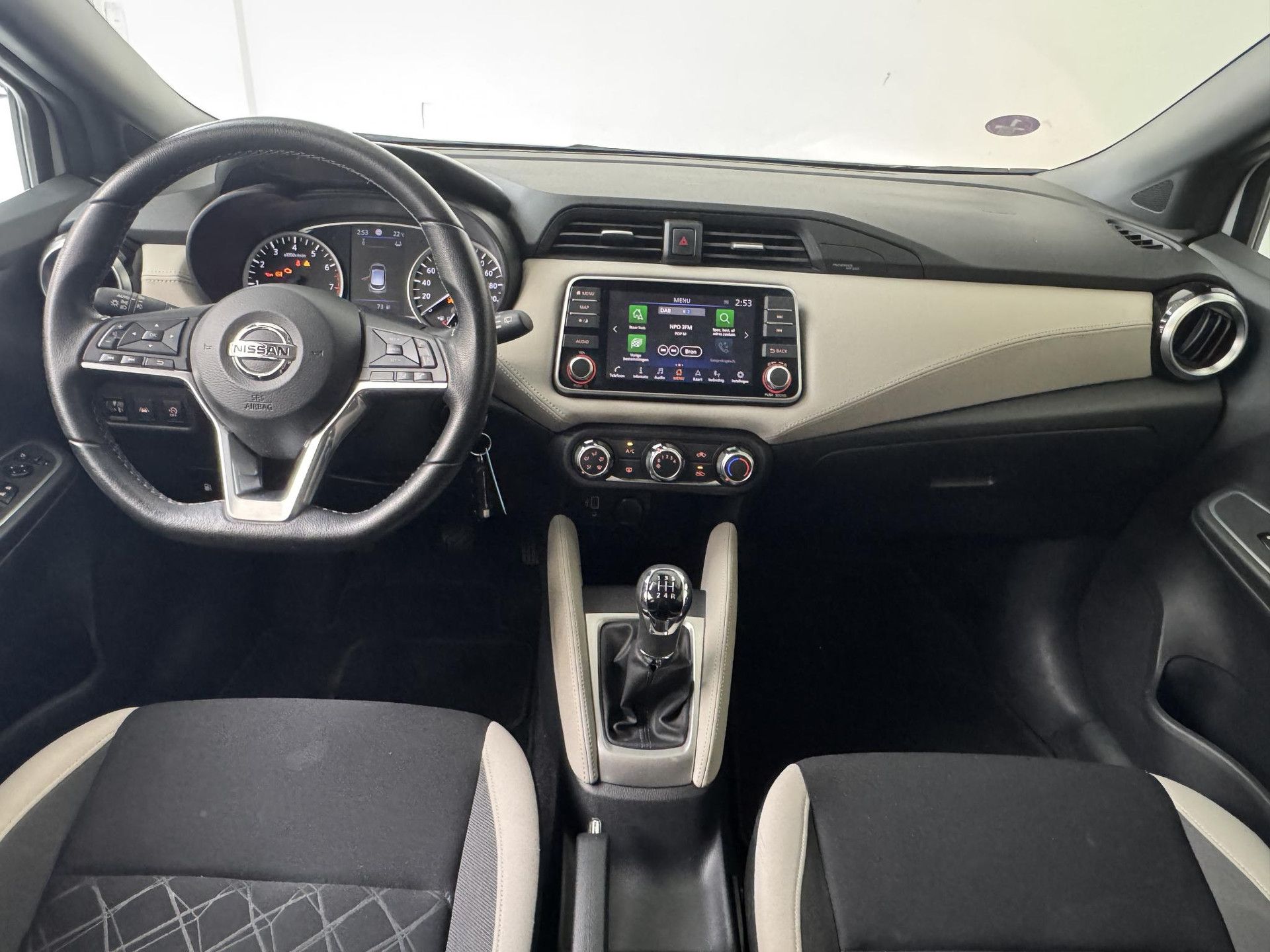 Nissan Micra met kenteken P-682-KJ – interieur