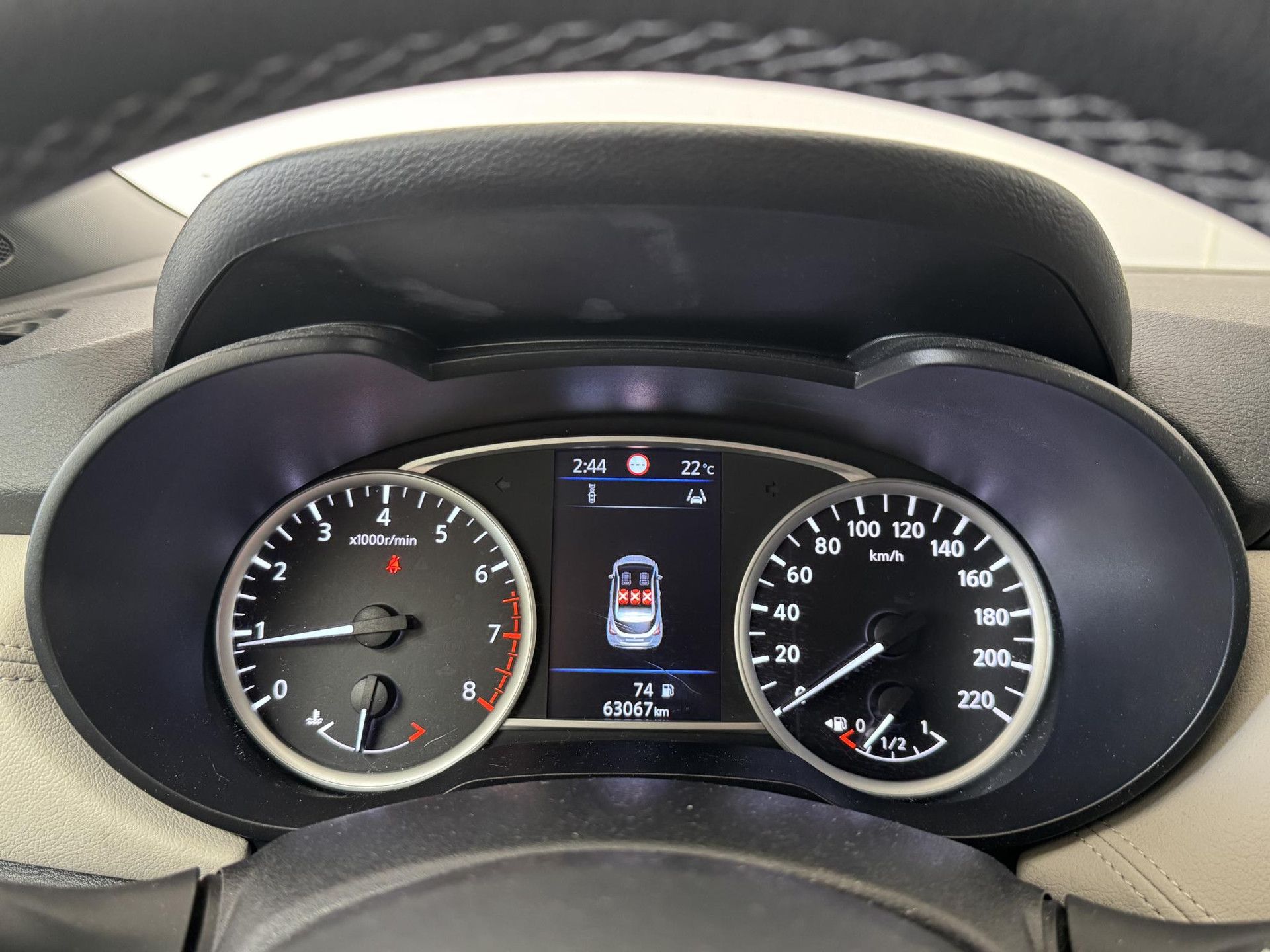 Nissan Micra met kenteken P-682-KJ – dashboard