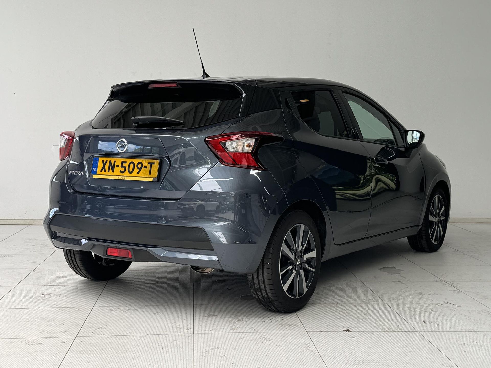 Nissan Micra met kenteken XN-509-T – achteraanzicht