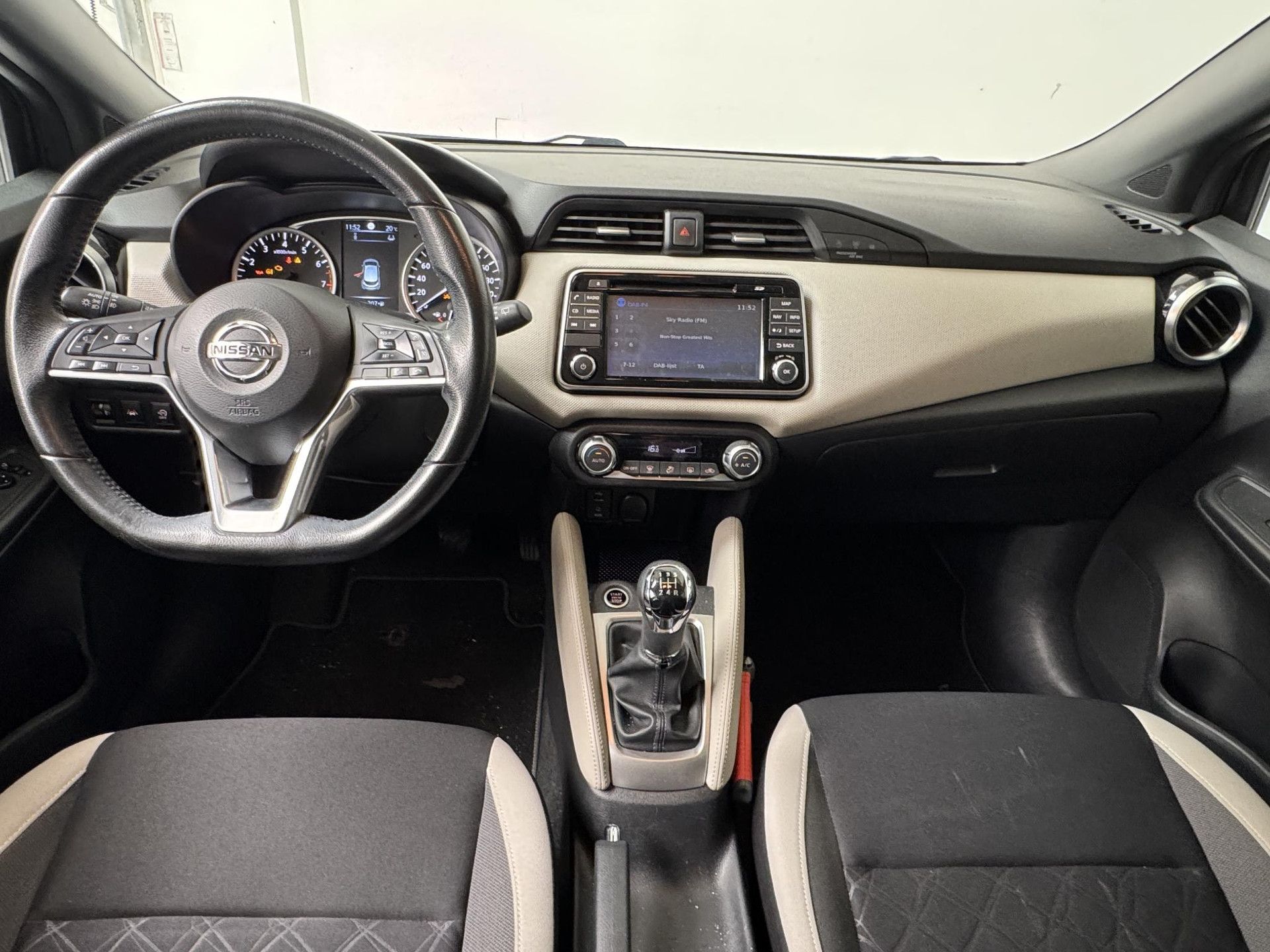 Nissan Micra met kenteken XN-509-T – interieur