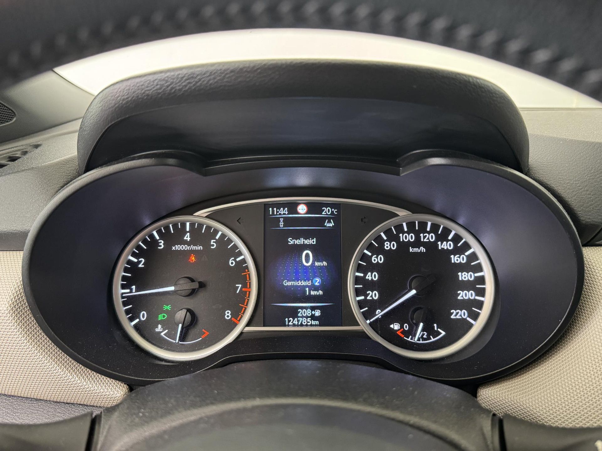 Nissan Micra met kenteken XN-509-T – dashboard