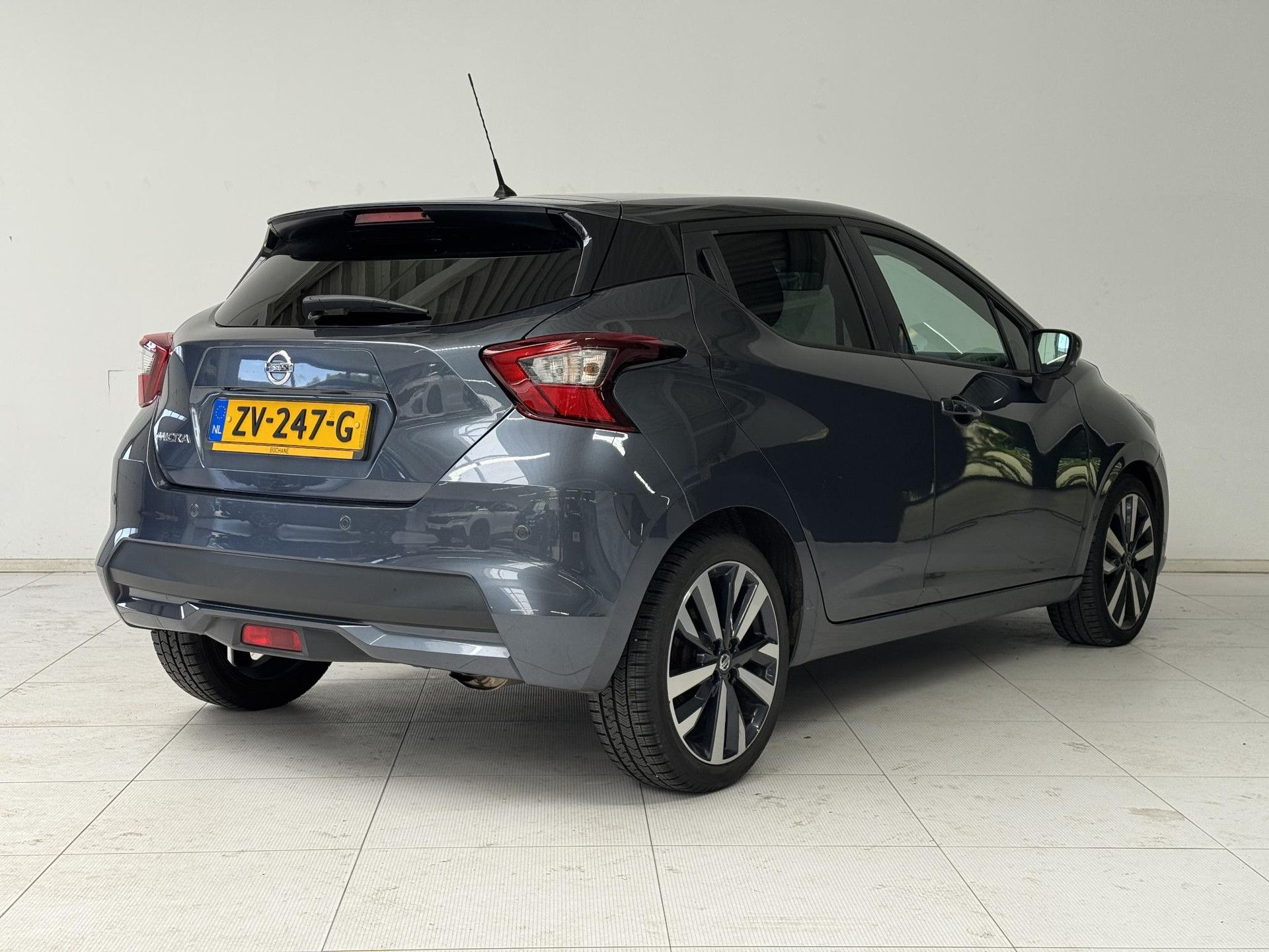 Nissan Micra met kenteken ZV-247-G – achteraanzicht