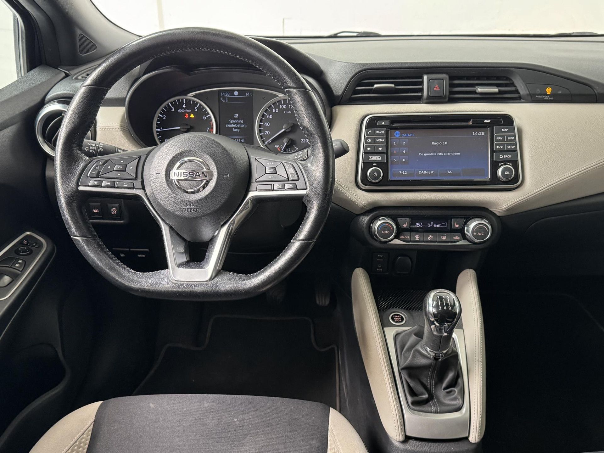 Nissan Micra met kenteken ZV-247-G – interieur