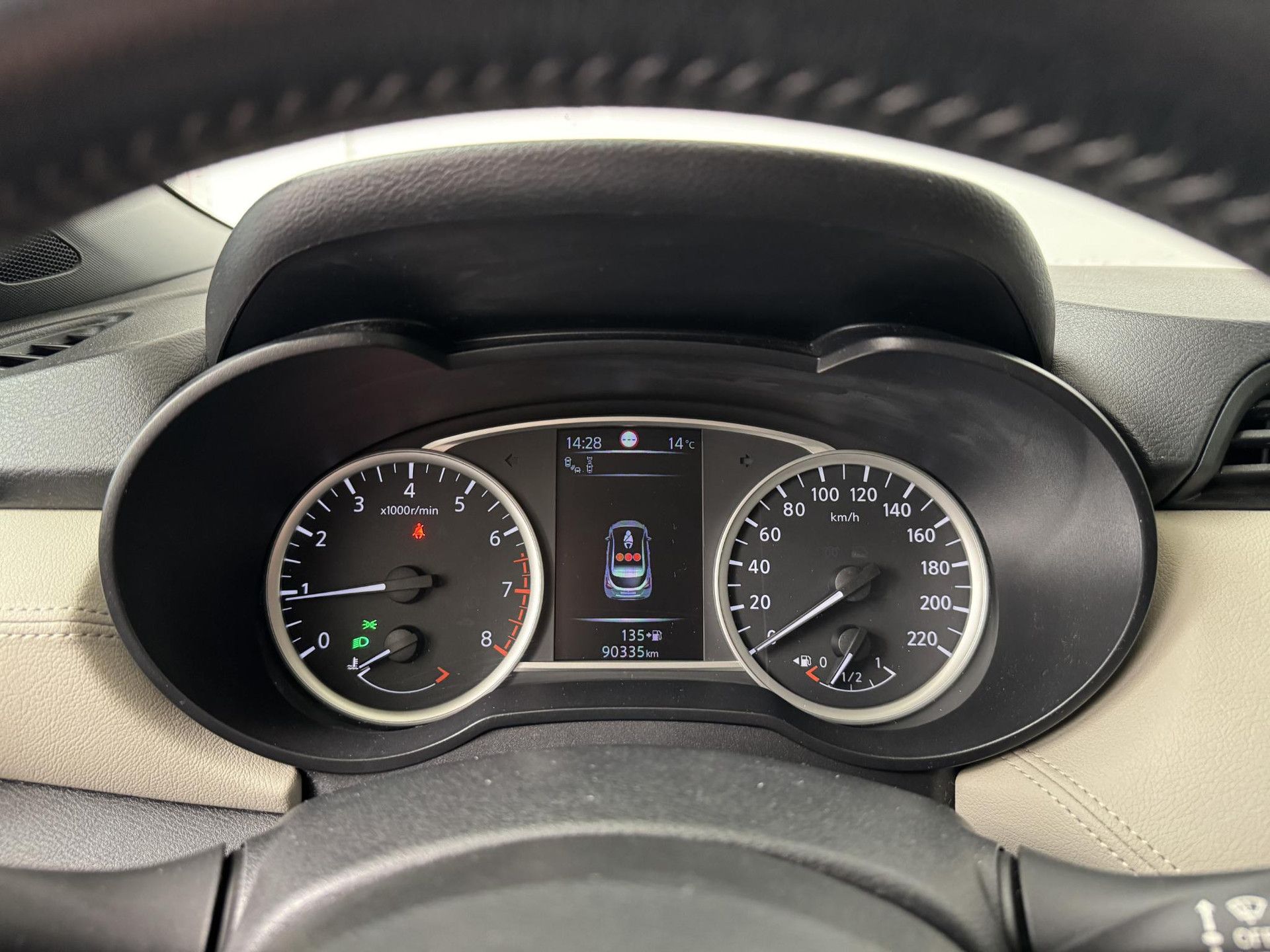 Nissan Micra met kenteken ZV-247-G – dashboard