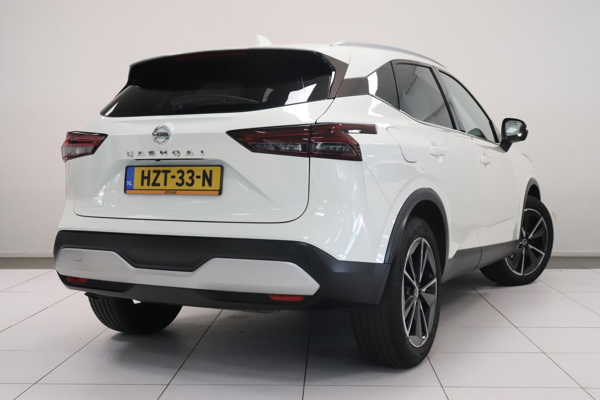 Nissan QASHQAI met kenteken HZT-33-N – achteraanzicht