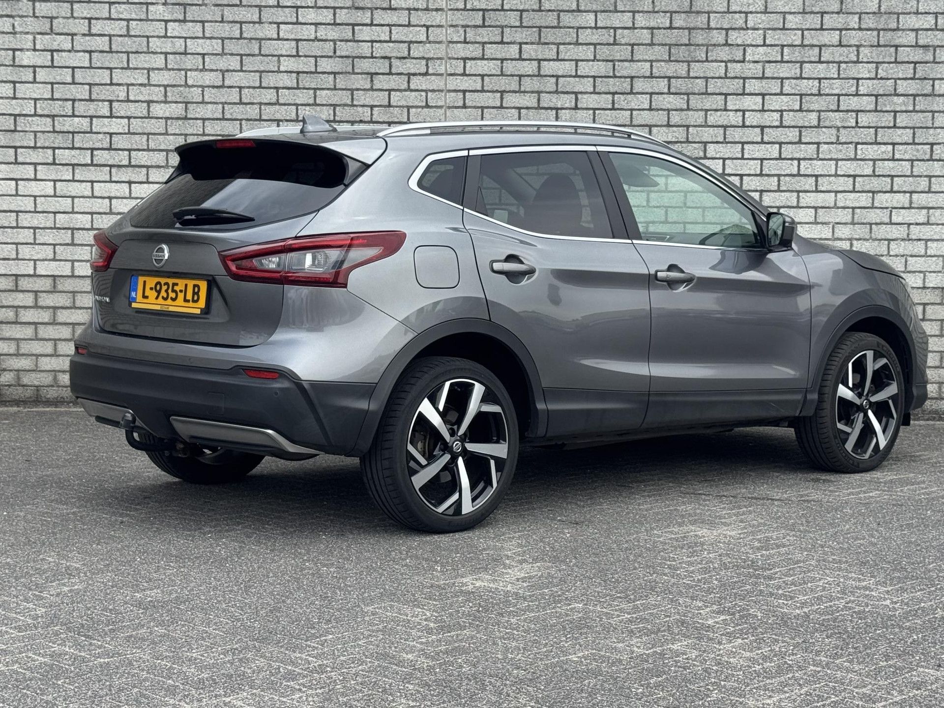 Nissan QASHQAI met kenteken L-935-LB – achteraanzicht