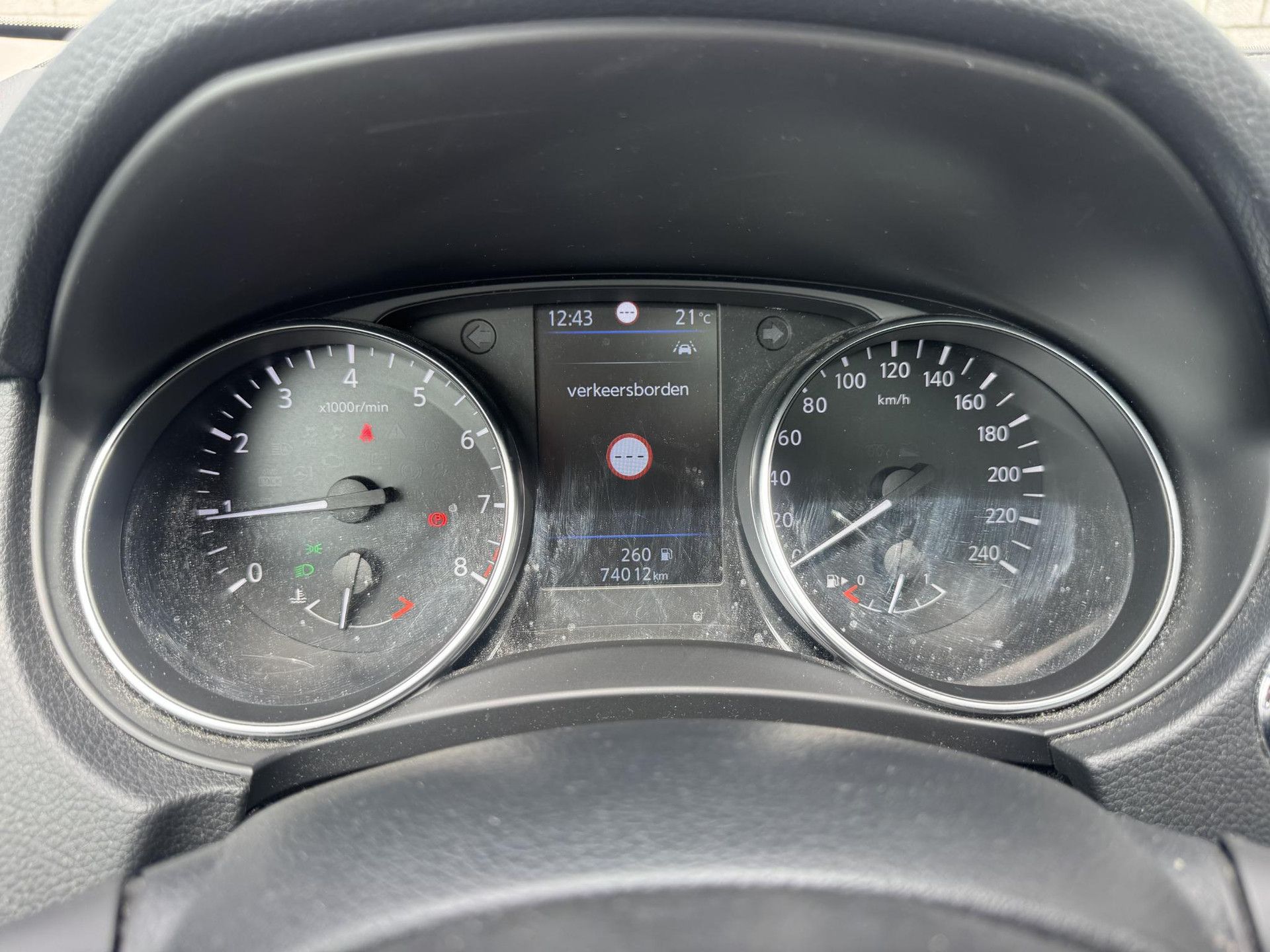 Nissan QASHQAI met kenteken L-935-LB – dashboard