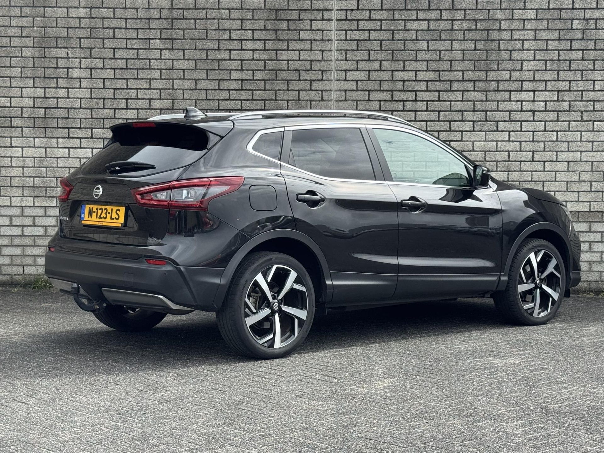 Nissan QASHQAI met kenteken N-123-LS – achteraanzicht