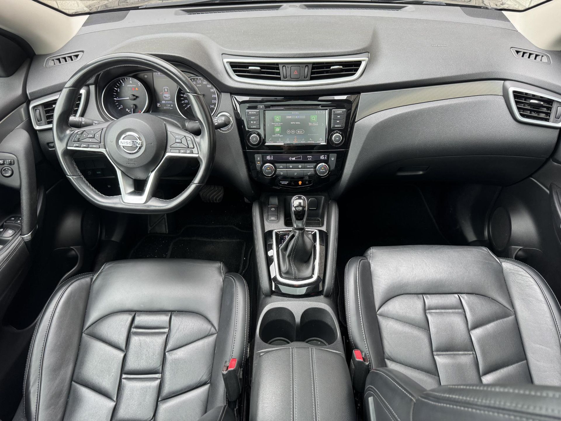 Nissan QASHQAI met kenteken N-123-LS – interieur