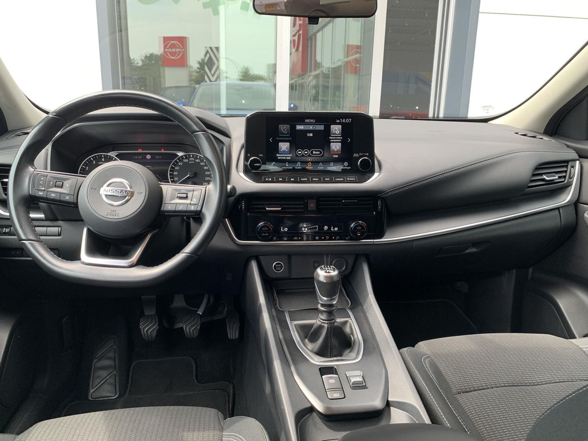 Nissan QASHQAI met kenteken P-672-SK – interieur
